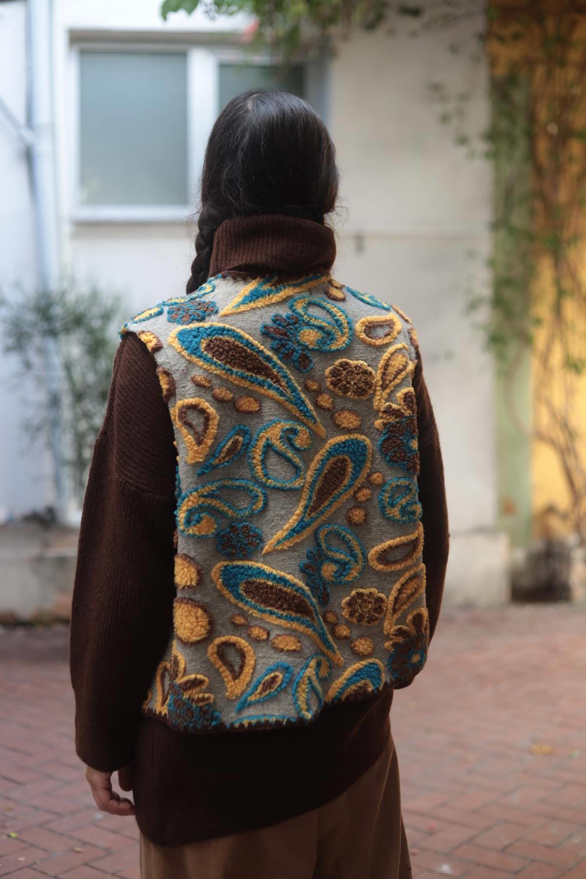 Vizon Rengi Çiçek Desenli Yünlü Keçe Yelek