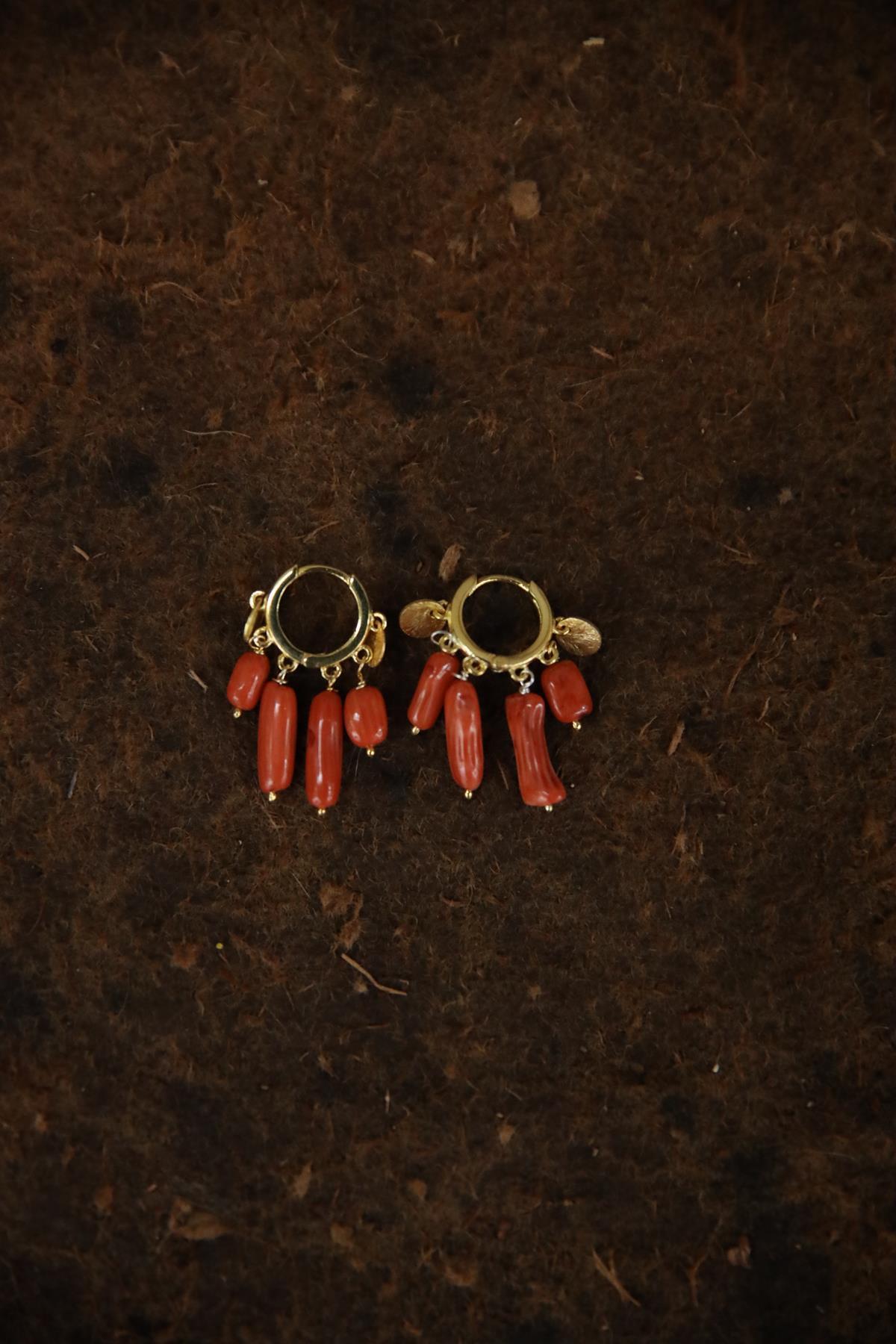 Sallantılı Mercan Detaylı Gümüş Küpe