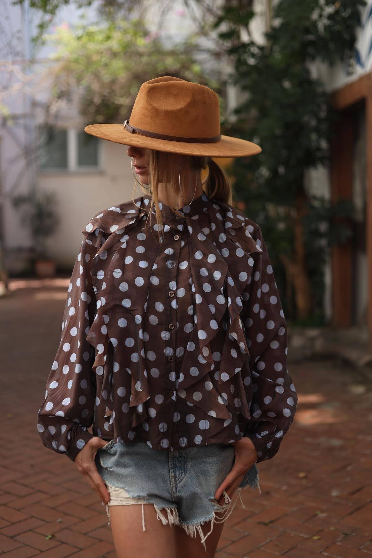 Kahverengi Puantiyeli Yakası Volanlı Gömlek