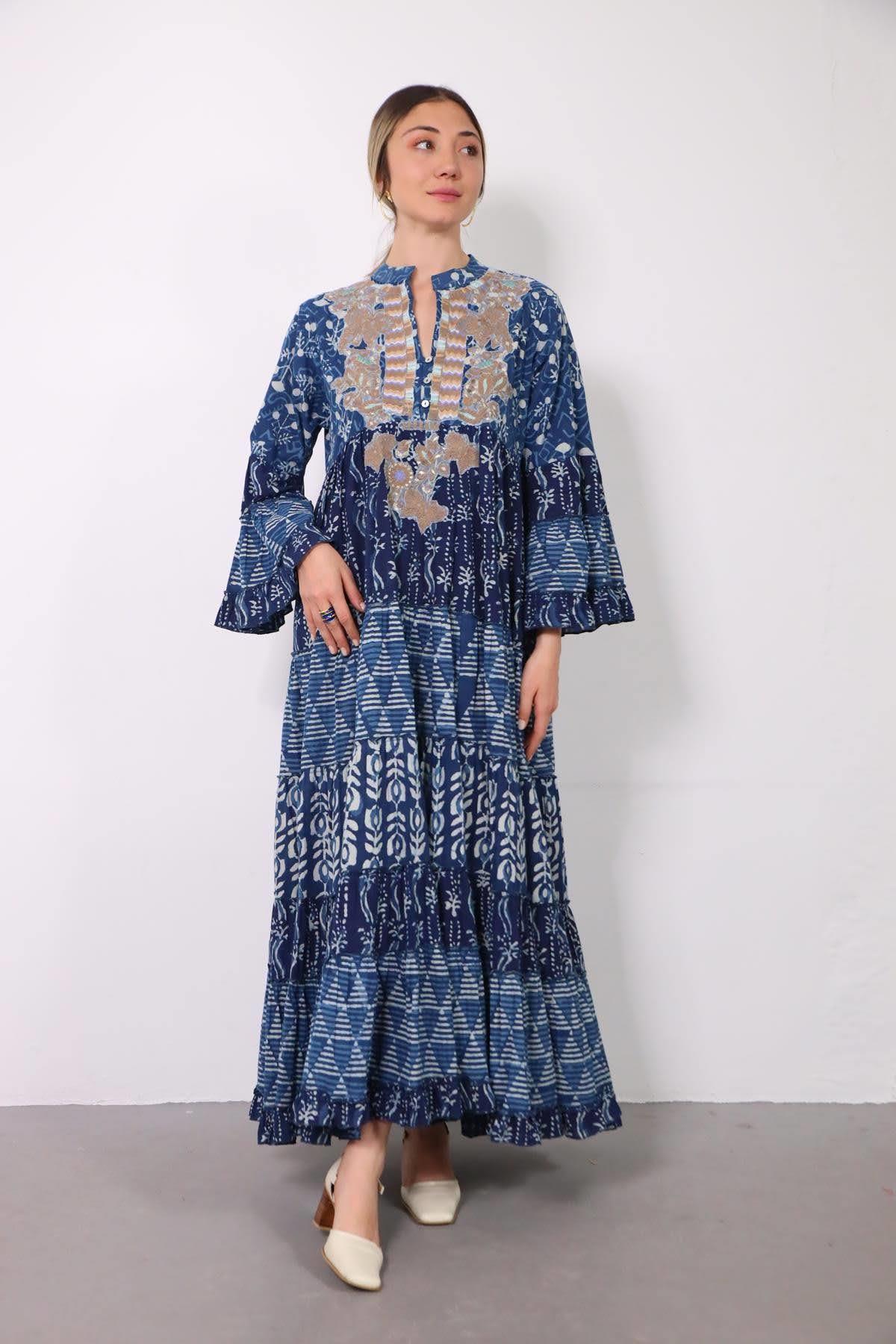 Mavi Yakası Düğmeli Nakışlı Otantik Desenli Elbise - Şaman Butik Mavi Yakası Düğmeli Nakışlı Otantik Desenli Elbise