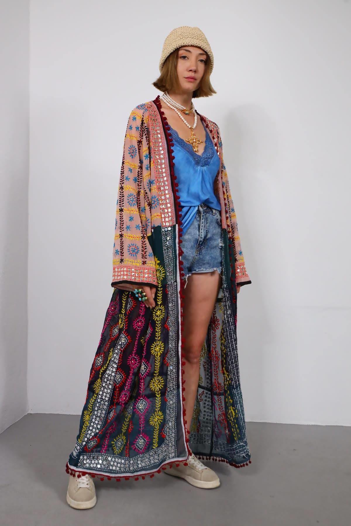 Renkli Pul İşlemeli Kenarları Ponponlu Bohem Kaftan - Şaman Butik Renkli Pul İşlemeli Kenarları Ponponlu Bohem Kaftan