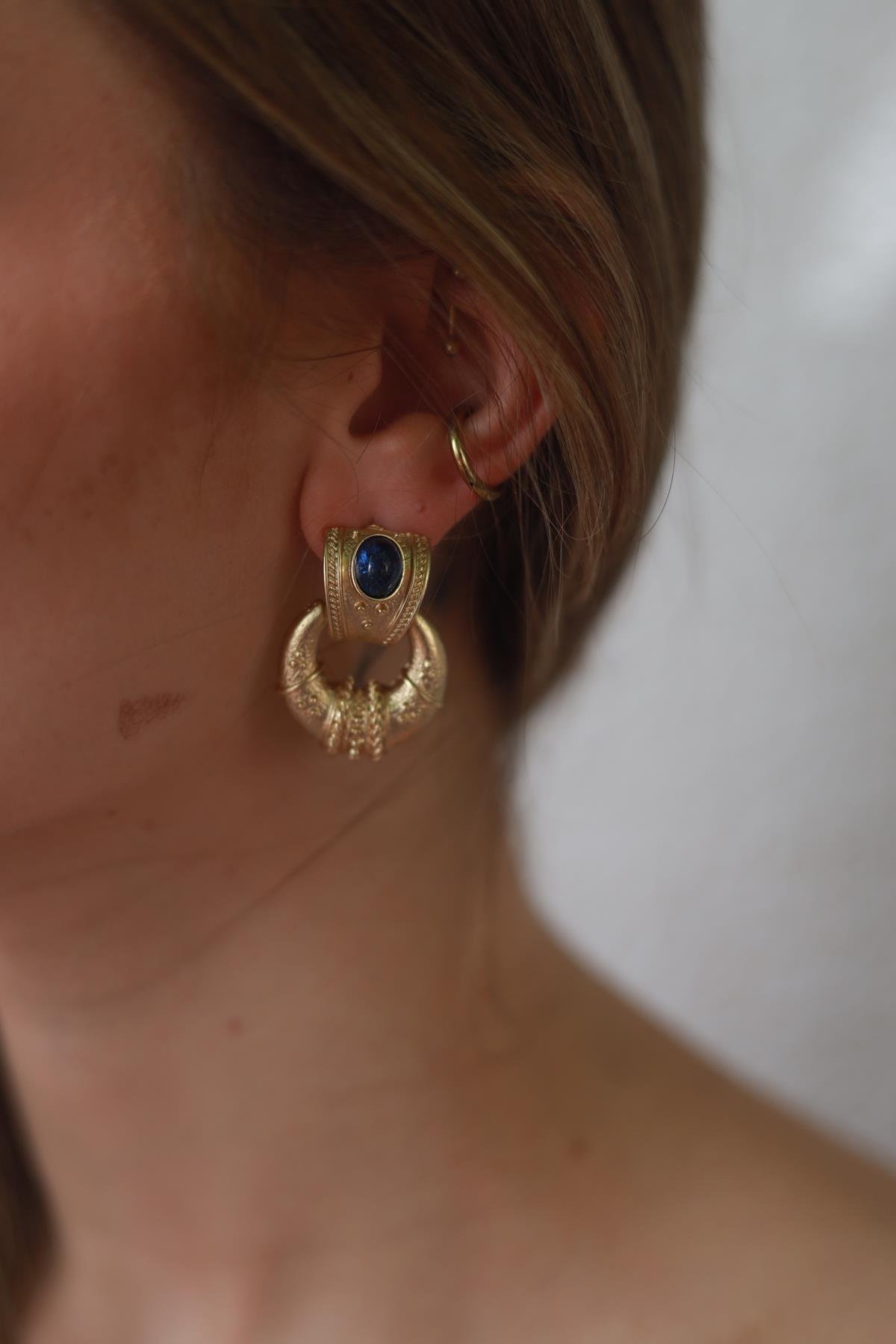 Mavi Taş Detaylı Gold Rengi Küpe