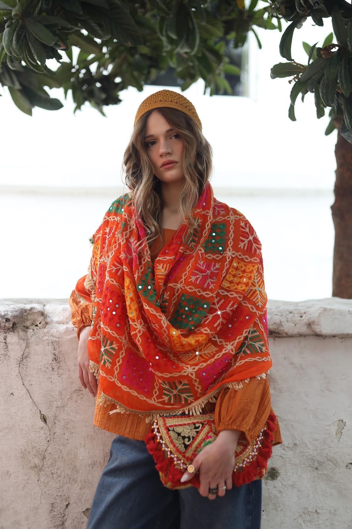 Turuncu Kenarları Püsküllü Nakışlı Ayna Detaylı Şal