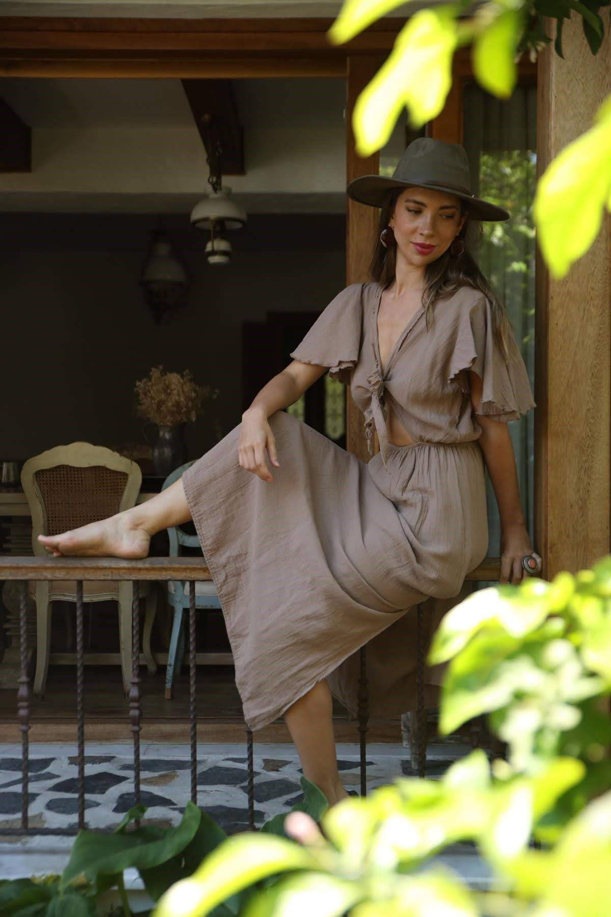 Sütlü Kahve Anvelop Yaka Kolları Volanlı Yırtmaçlı Elbise