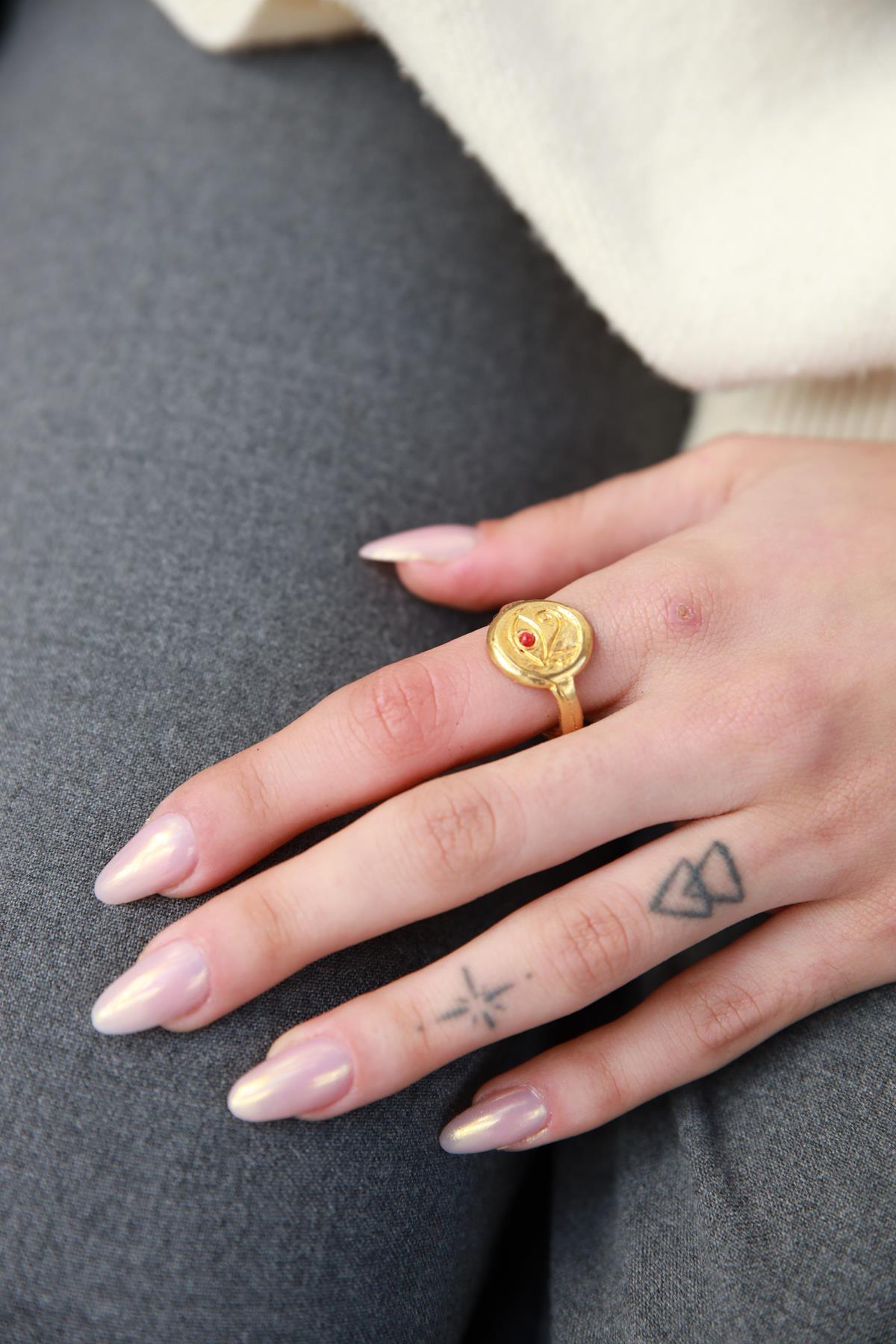 Kırmızı Taşlı Göz Yüzük