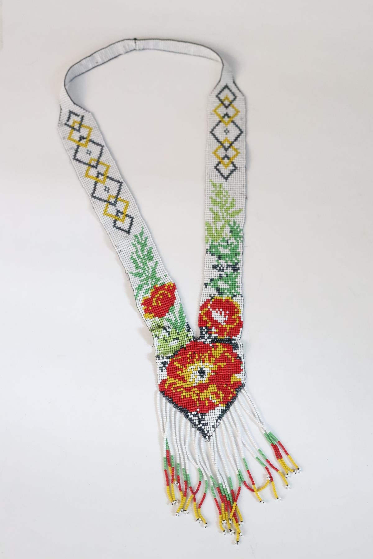 Beyaz Boncuk Örme Kravat Kolye