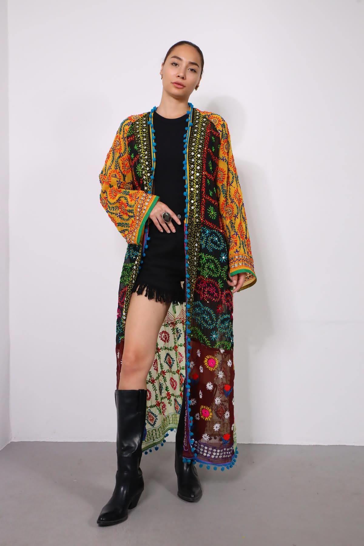 Renkli Pul İşlemeli Kenarları Ponponlu Bohem Kaftan - Şaman Butik Renkli Pul İşlemeli Kenarları Ponponlu Bohem Kaftan