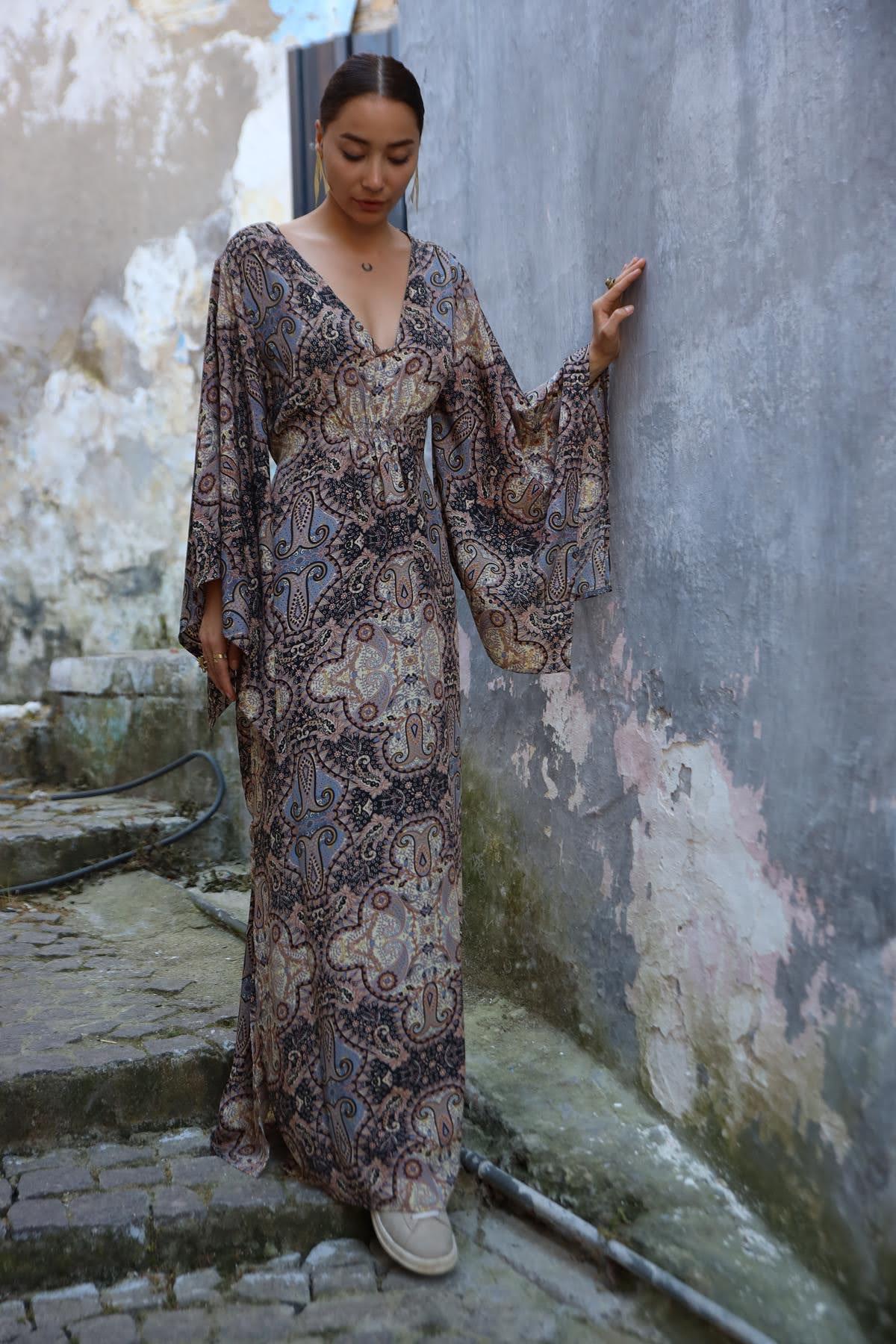 Siyah Desenli Büzgü Detaylı Kimono Kollu İpek Elbise - Şaman Butik Siyah Desenli Büzgü Detaylı Kimono Kollu İpek Elbise