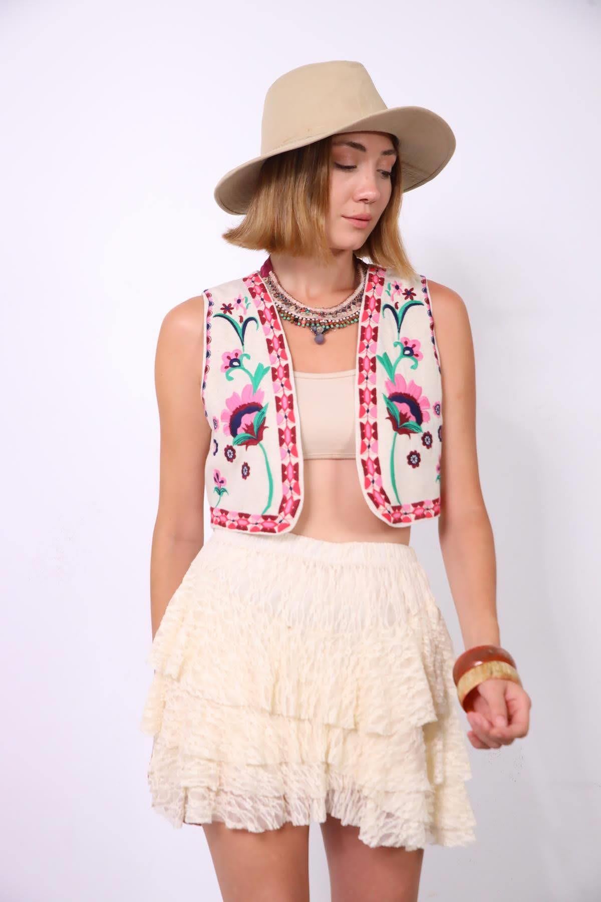 Krem Rengi Çiçek Nakışlı Yelek - Şaman Butik Krem Rengi Çiçek Nakışlı Yelek