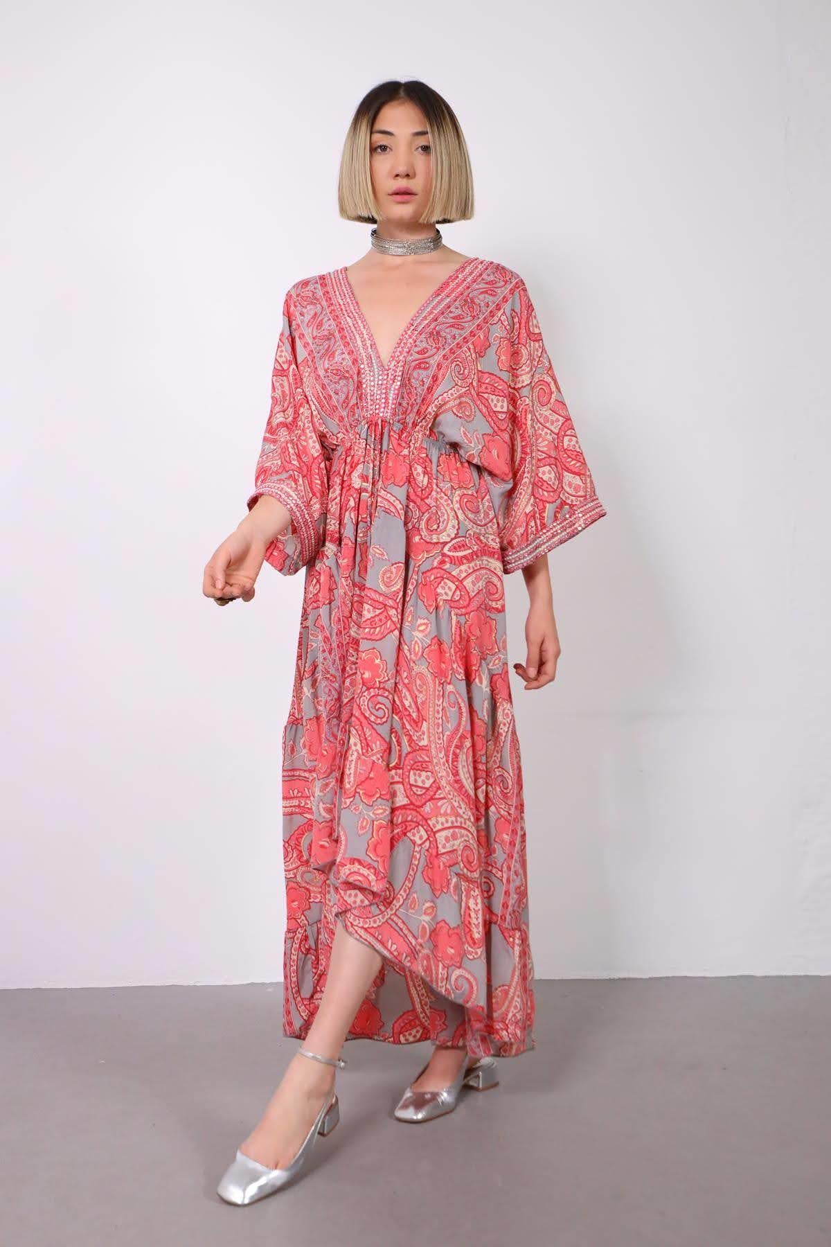 Pembe Püsküllü V Yaka Otantik Desenli İpek Elbise - Butik Pembe Püsküllü V Yaka Otantik Desenli İpek Elbise
