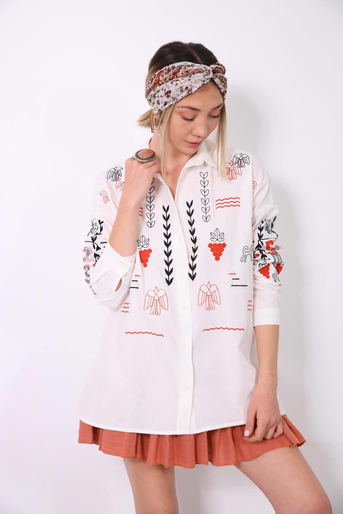  Beyaz Figür İşlemeli Gömlek