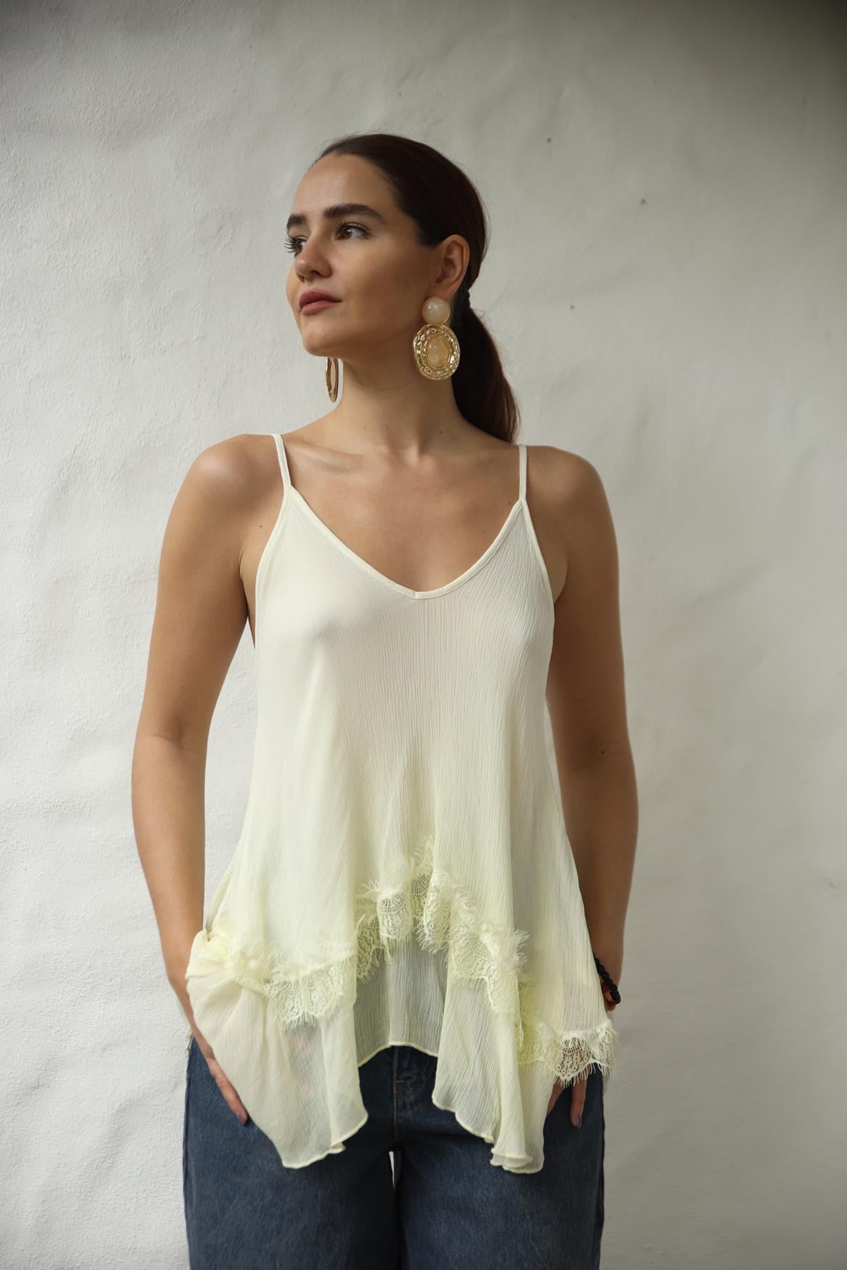 Butter Yellow Dantel Detaylı Askılı Gofre Bluz