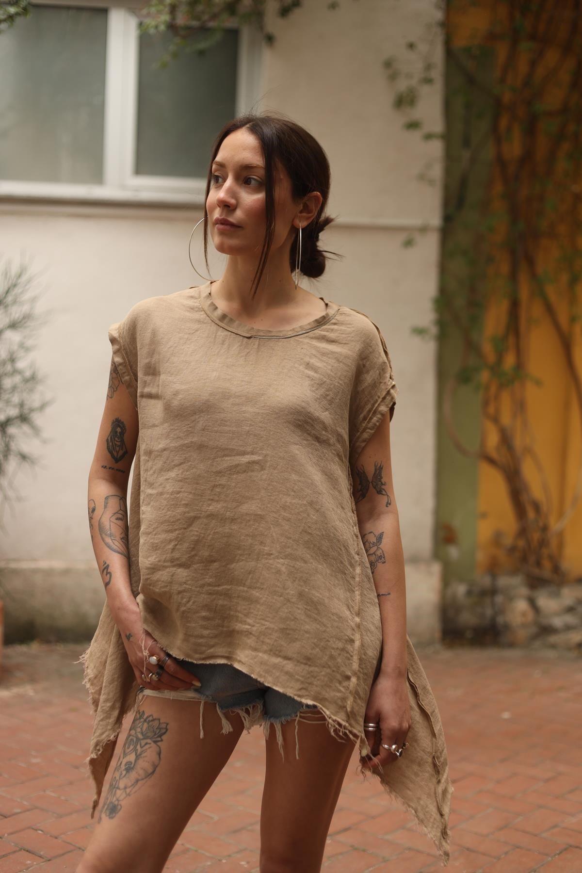 Camel Rengi Dikiş Detaylı Asimetrik Keten Bluz