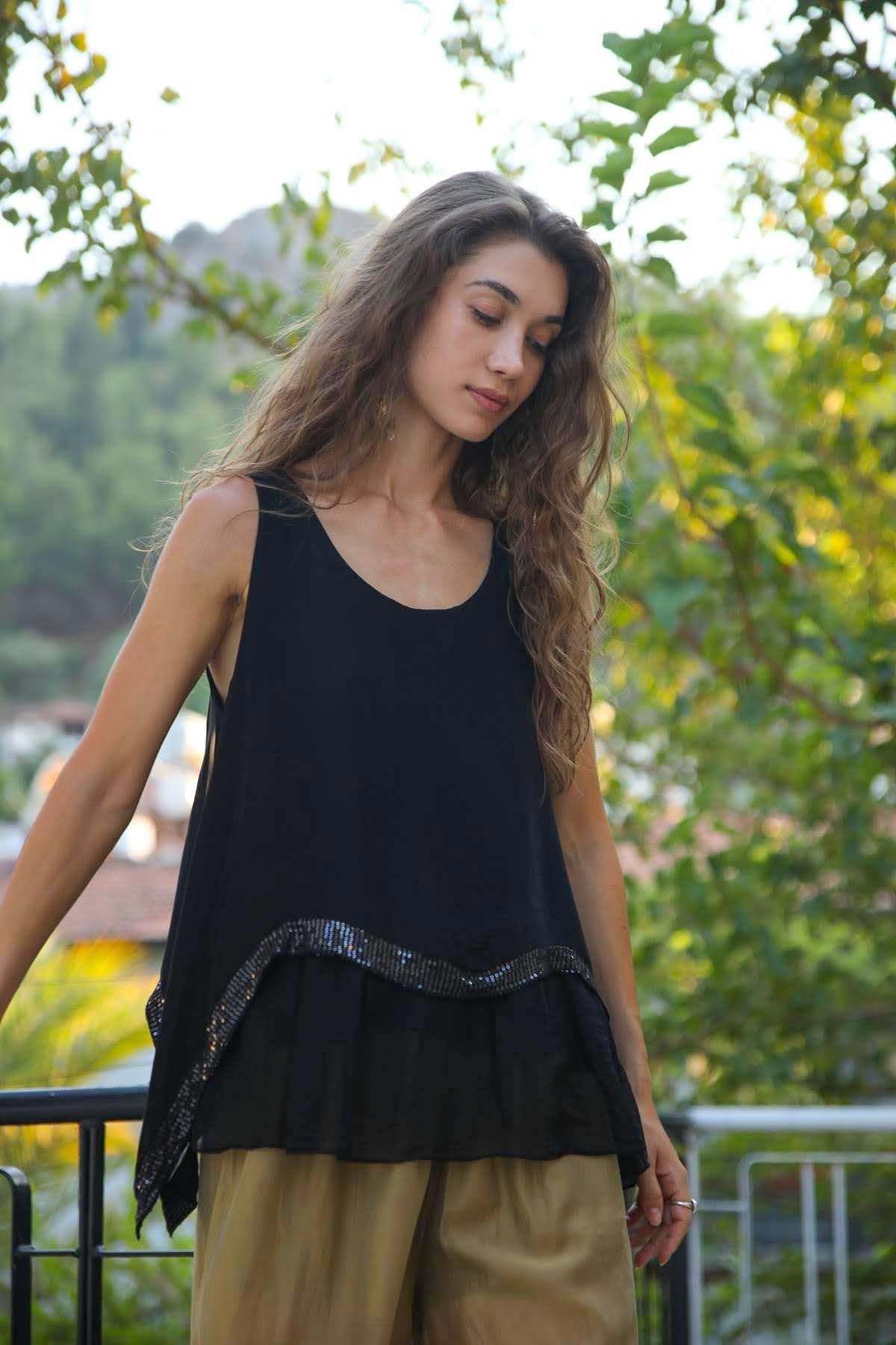 Siyah Payet Detaylı Kolsuz İpek Bluz