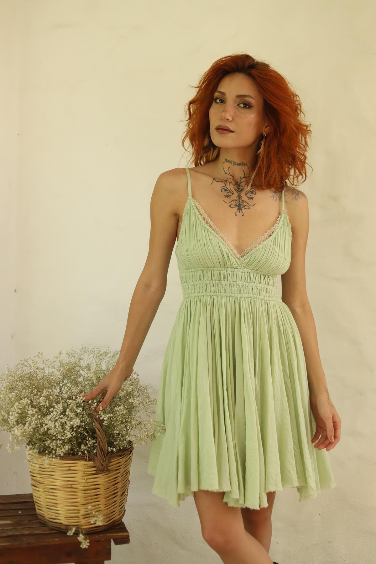 Fıstık Yeşili Dantel Detaylı Gipeli Askılı Mini Elbise