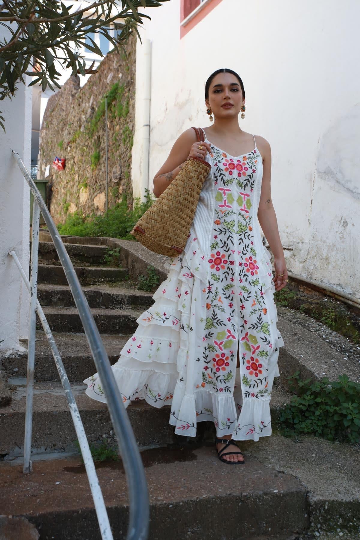 Beyaz İp Askılı Volanlı Otantik Nakışlı Elbise