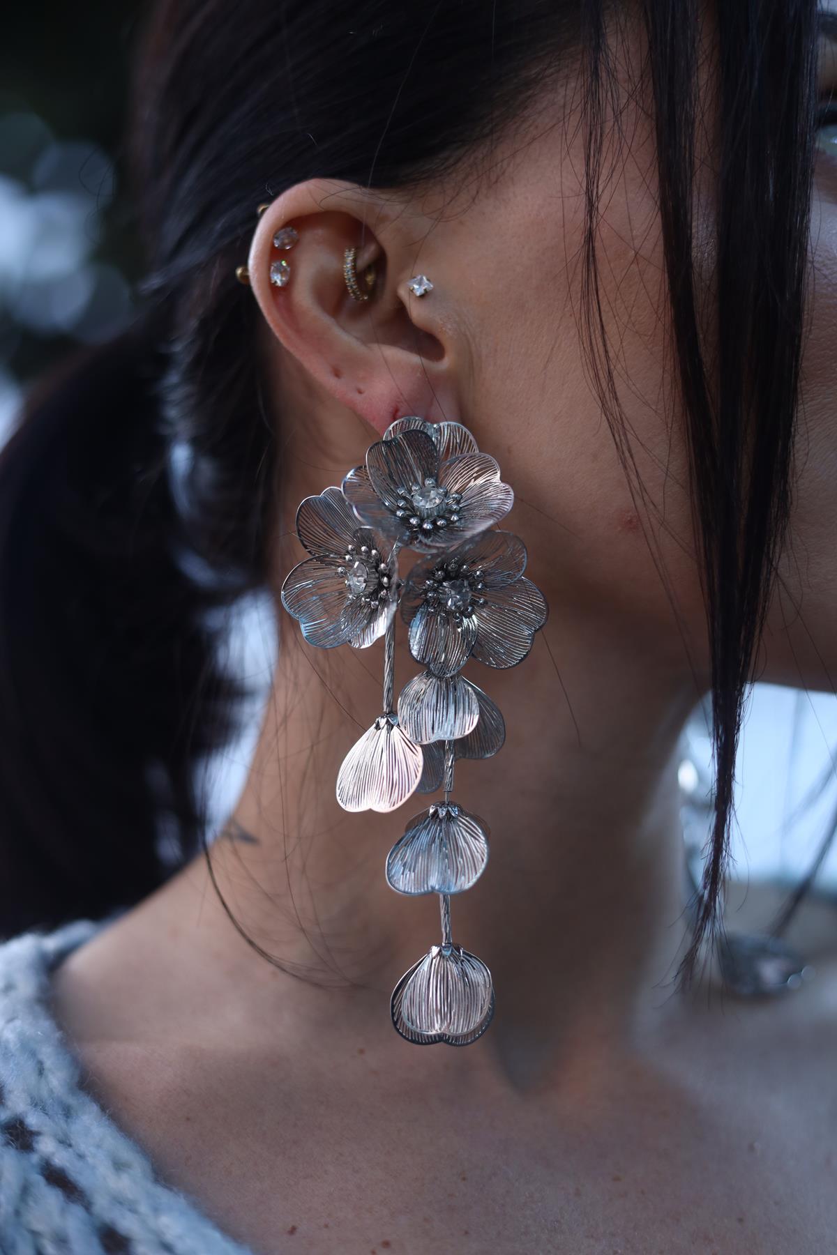 Gümüş Çiçekli Uzun Küpe