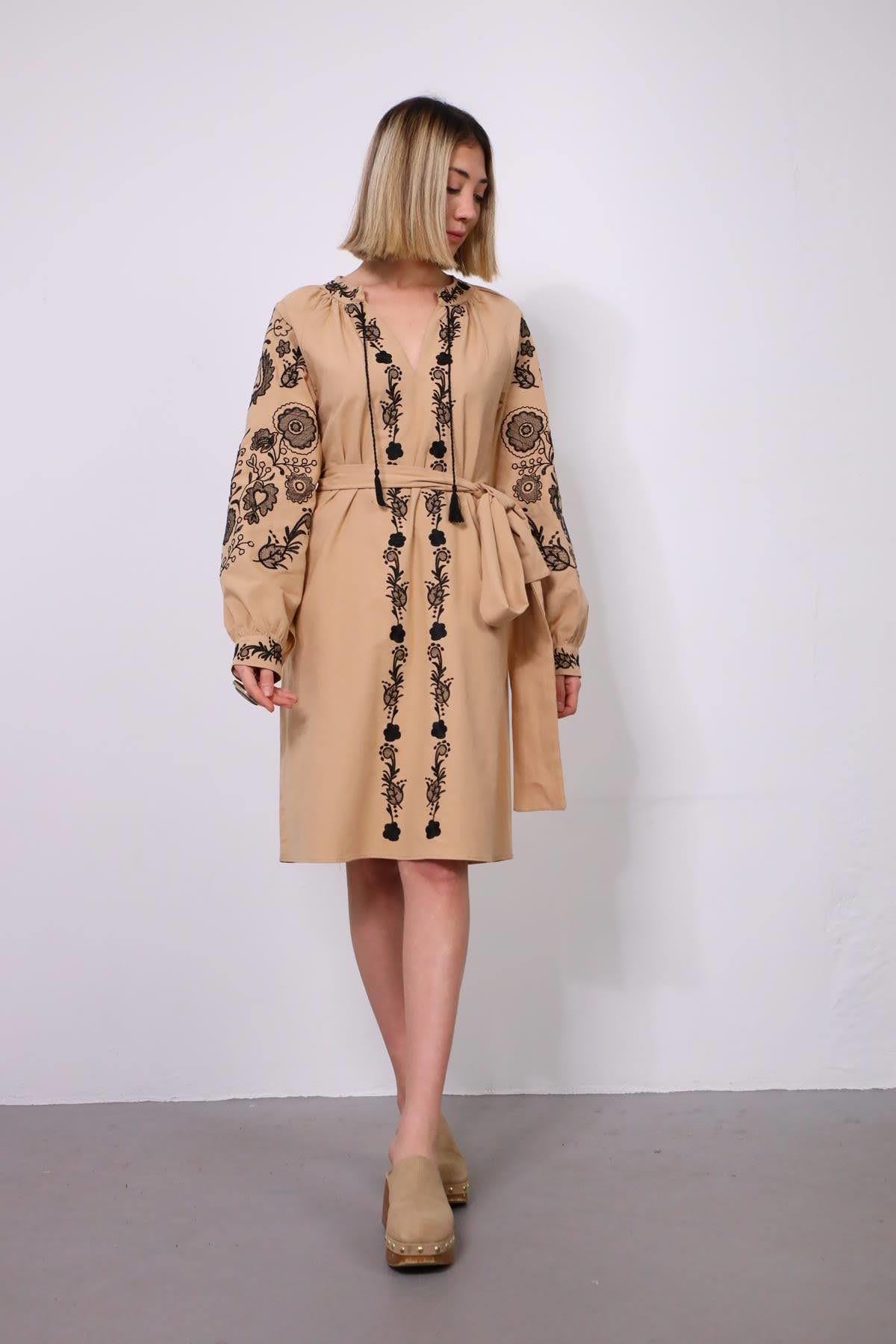 Pudra Rengi Önü ve Kolları İşlemeli Kuşaklı Elbise - Şaman Butik Pudra Rengi Önü ve Kolları İşlemeli Kuşaklı Elbise
