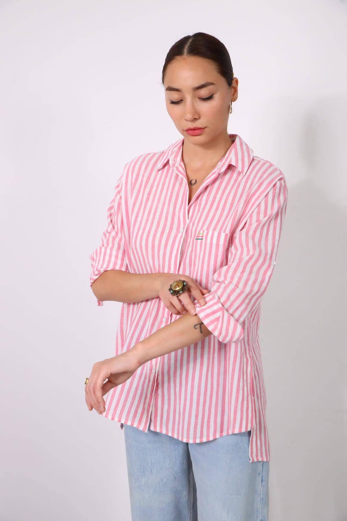 Pembe Çizgili Yakalı Gömlek
