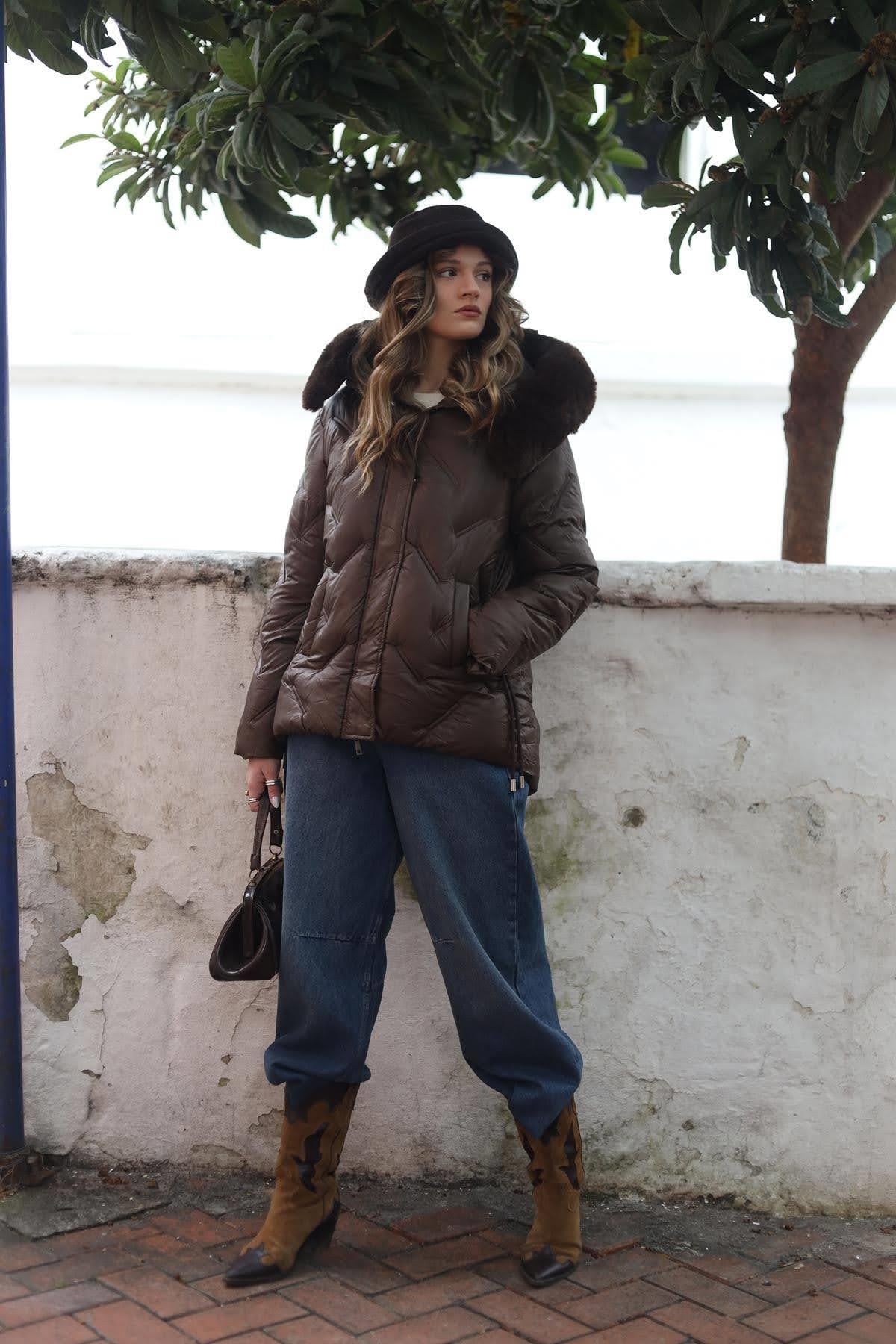 Kahverengi Kapüşonu Kürklü Kapitone Mont