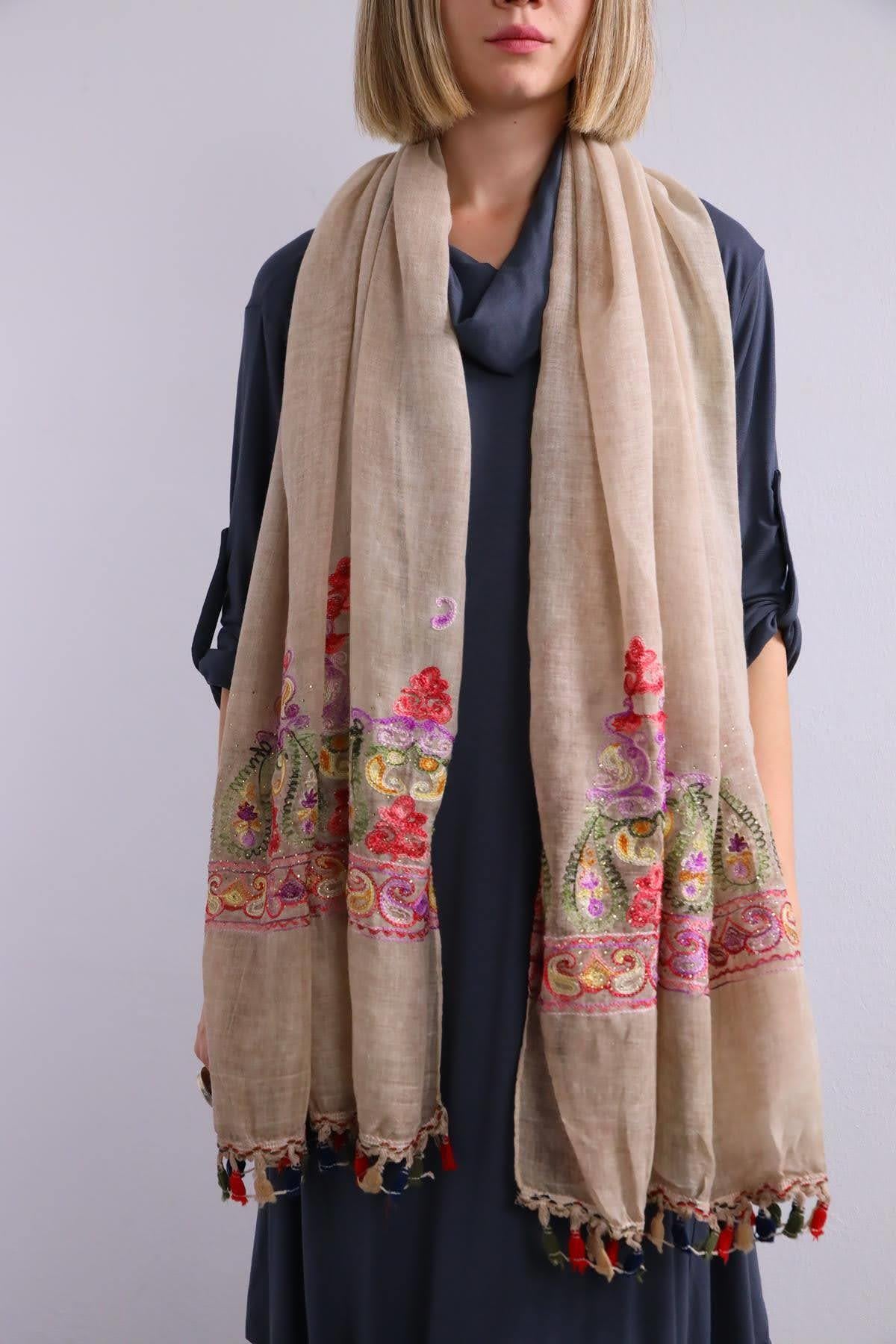  Sütlü Kahverengi İşlemeli Boncuklu Şal
