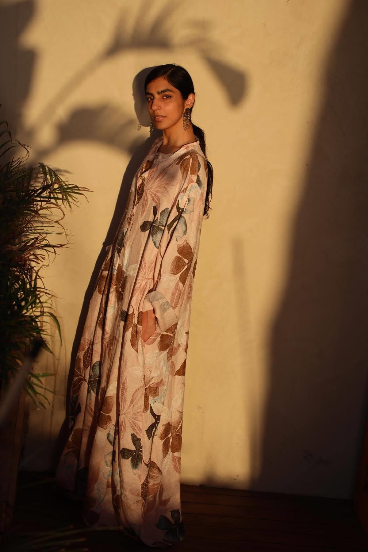 Pembe Desenli Düğmeli Hakim Yaka Keten Elbise