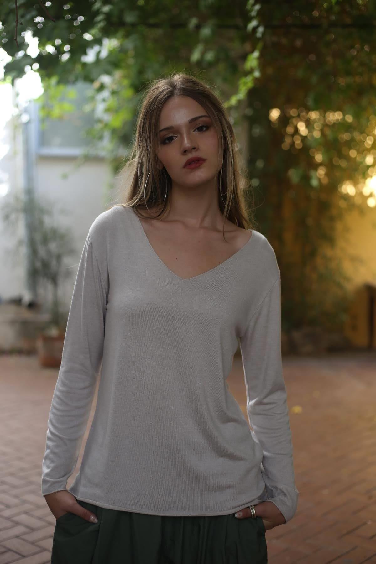 Bej Yumuşak Doku V Yaka Bluz