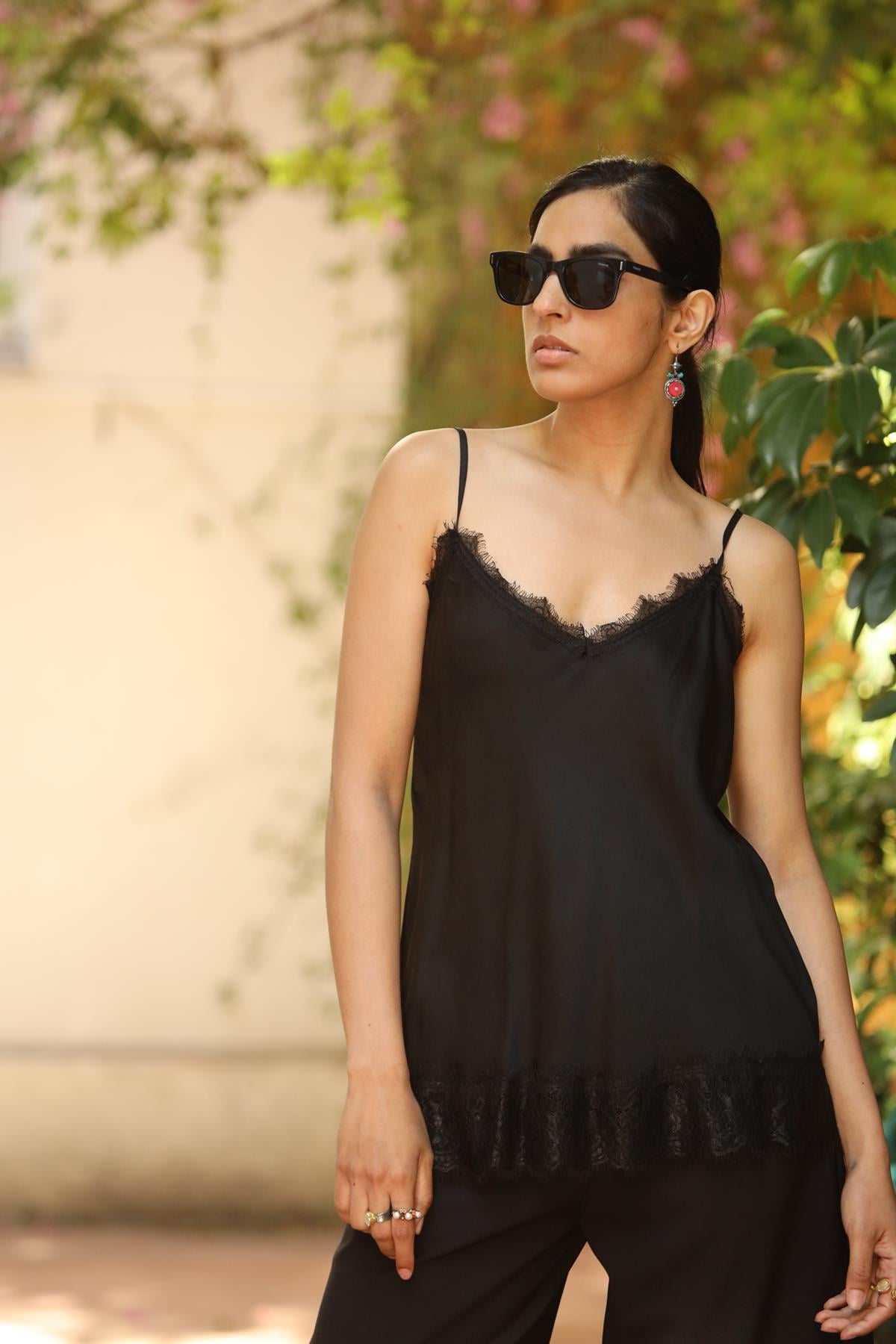 Siyah Püsküllü Dantel Detaylı İp Askılı İpek Atlet