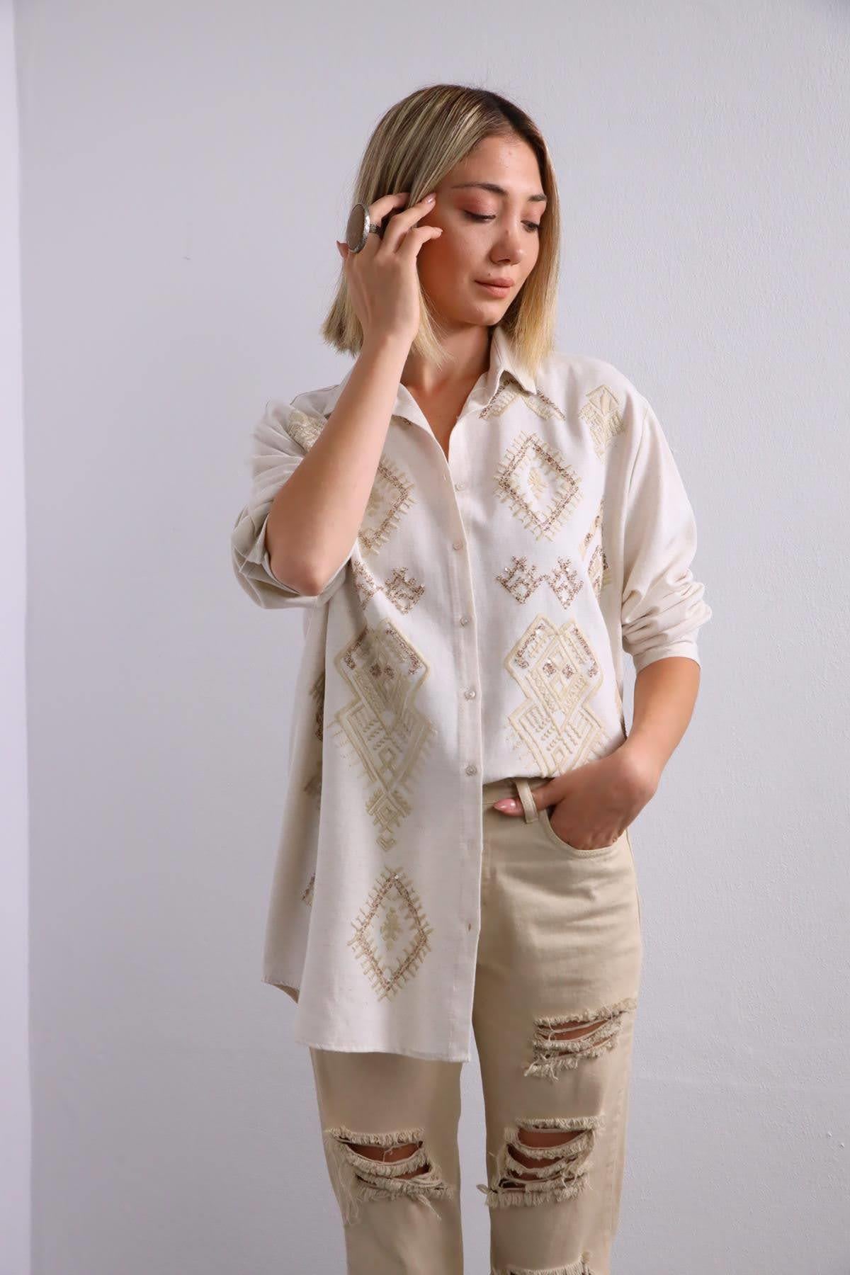  Krem Rengi Pul İşlemeli Yuvarlak Kesim Gömlek