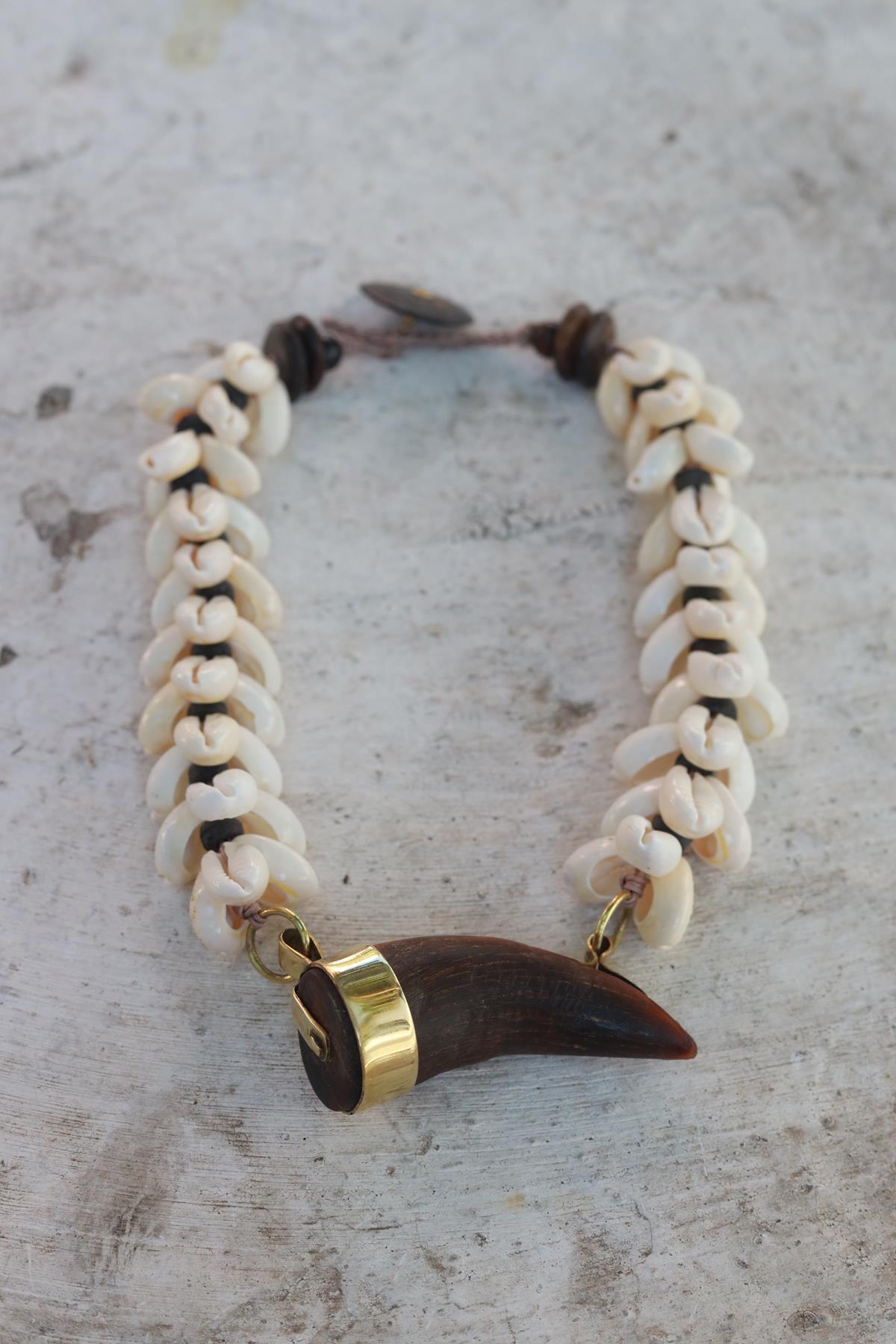 Boynuz Detaylı Deniz Kabuğu Tasarım Kolye