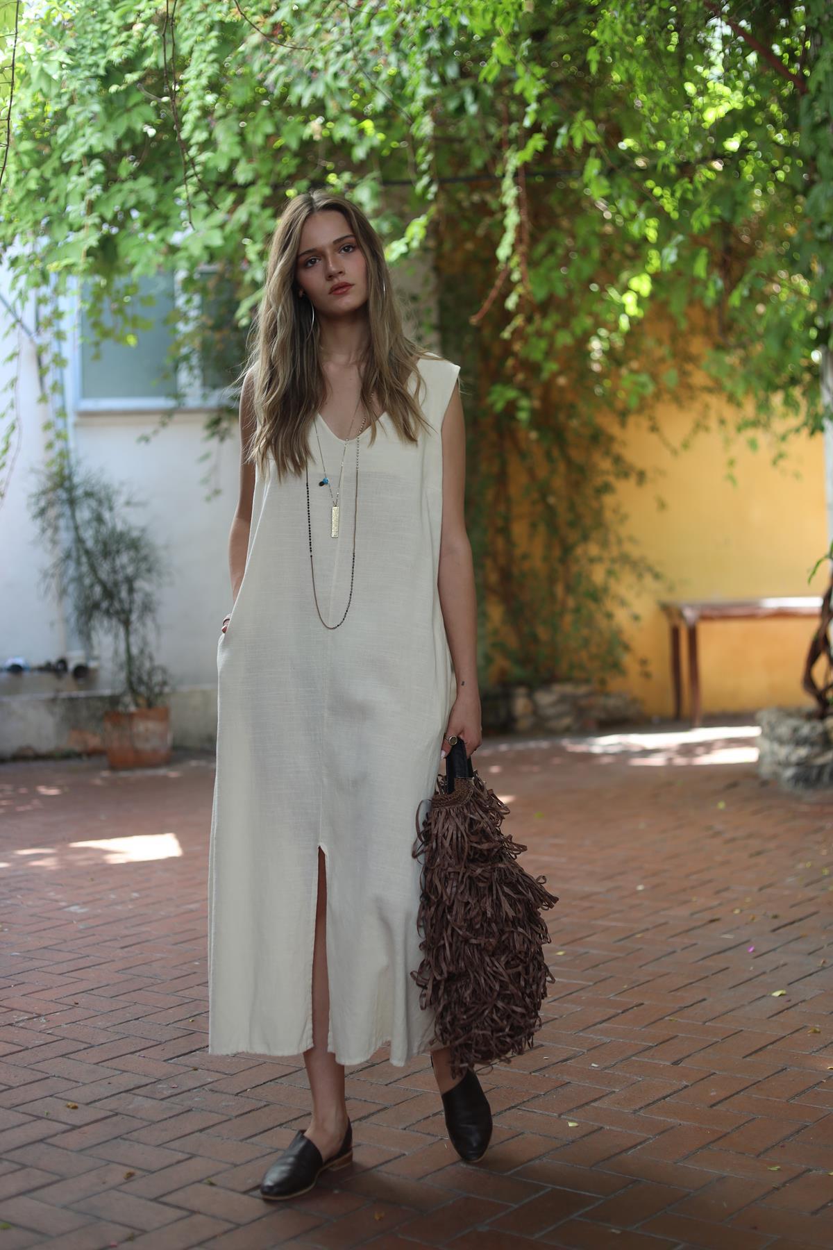 Krem Rengi V Yaka Yırtmaçlı Kolsuz Elbise