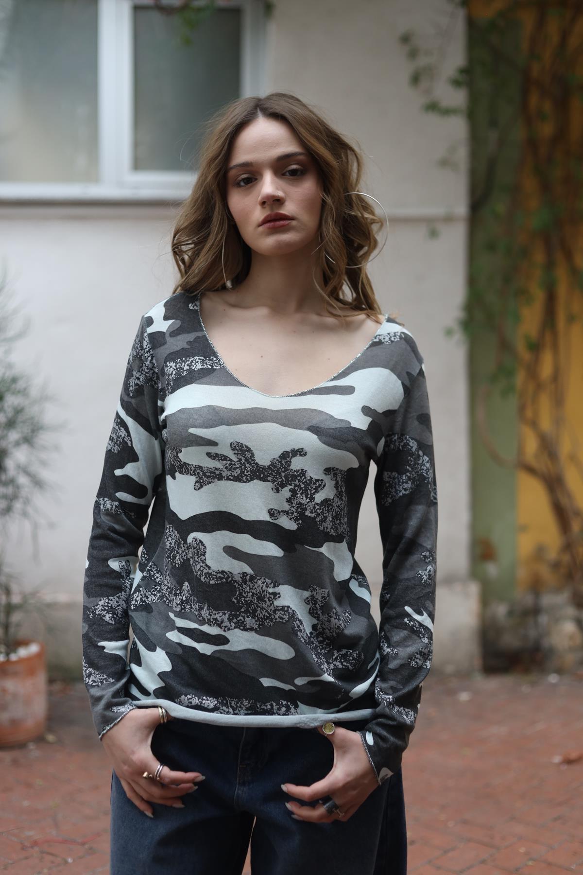 Su Yeşili Kamuflaj Desenli Simli Triko Bluz