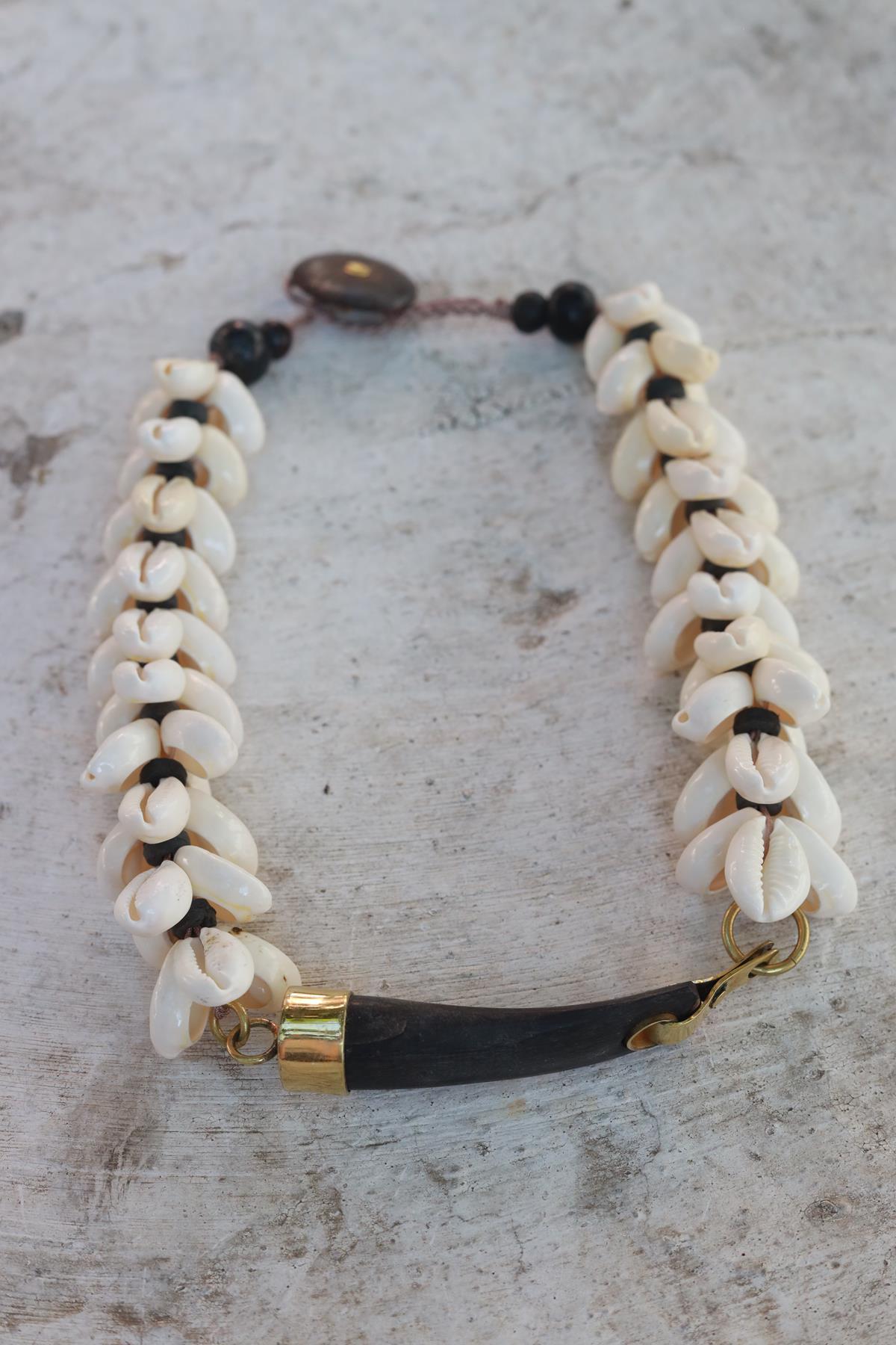 Boynuz Detaylı Deniz Kabuğu Tasarım Kolye