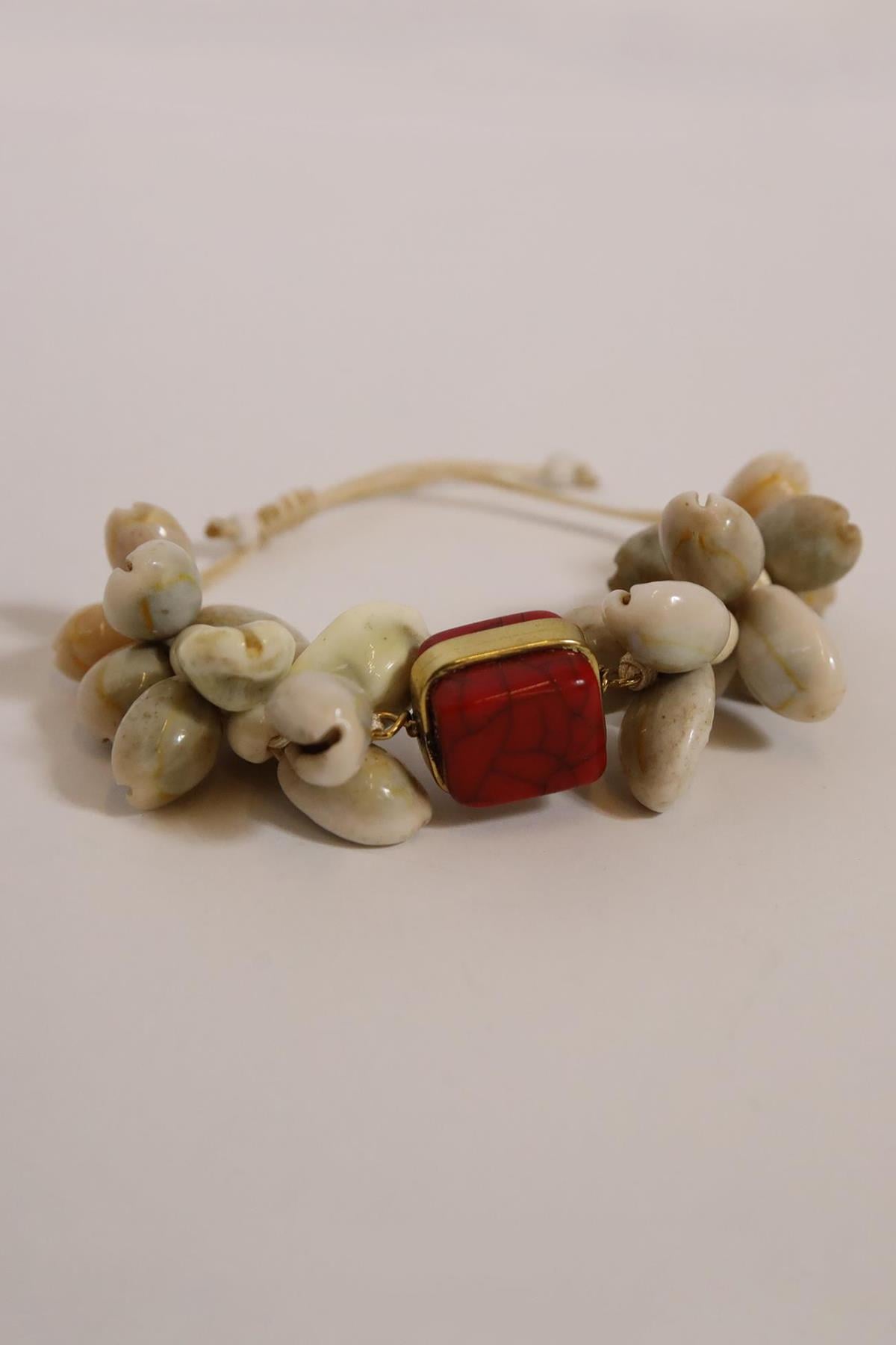 Kırmızı Detaylı Deniz Kabuklu Tasarım Bileklik - Şaman Butik Kırmızı Detaylı Deniz Kabuklu Tasarım Bileklik