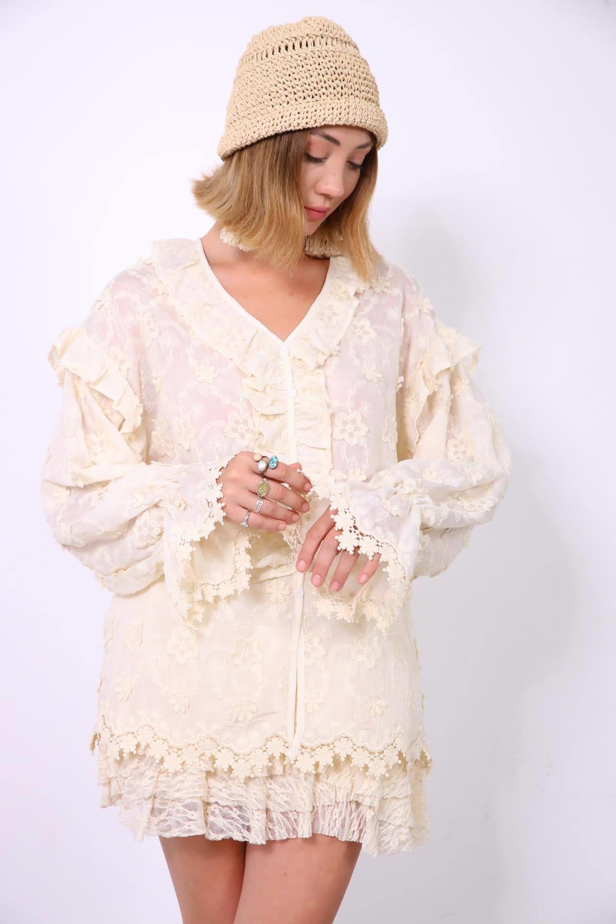 Krem Rengi V Yaka Volanlı Düğme Detaylı Dantelli Bluz - Şaman Butik Krem Rengi V Yaka Volanlı Düğme Detaylı Dantelli Bluz