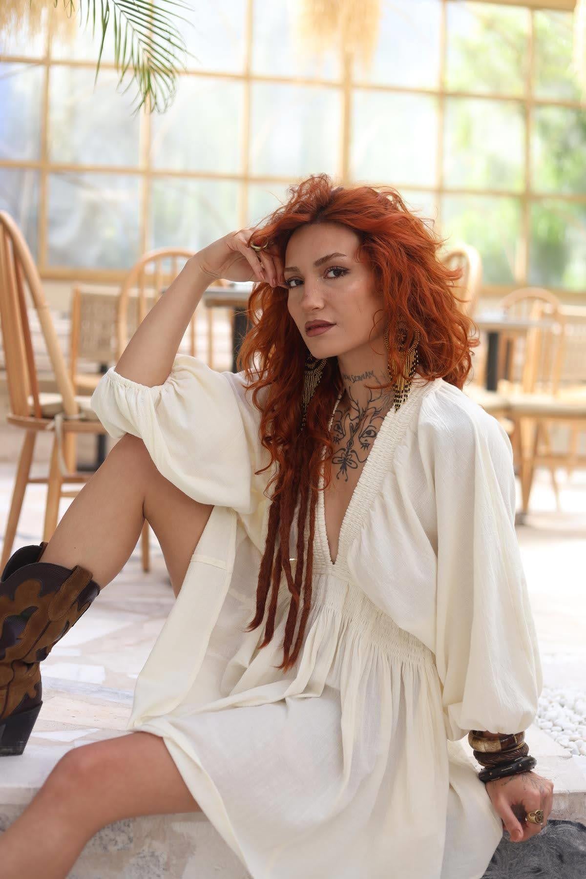 Ekru Beli ve Yakası Gipeli Kısa Elbise