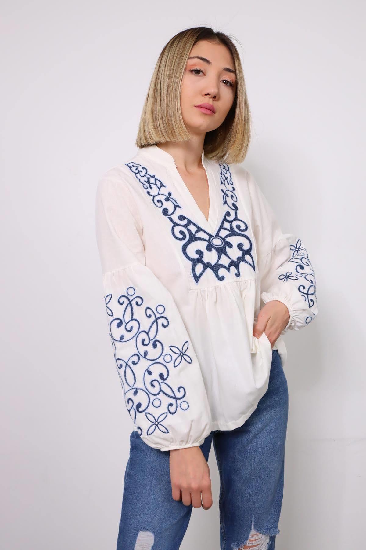 Beyaz İşlemeli Önü Pileli V Yaka Bluz - Şaman Butik Beyaz İşlemeli Önü Pileli V Yaka Bluz
