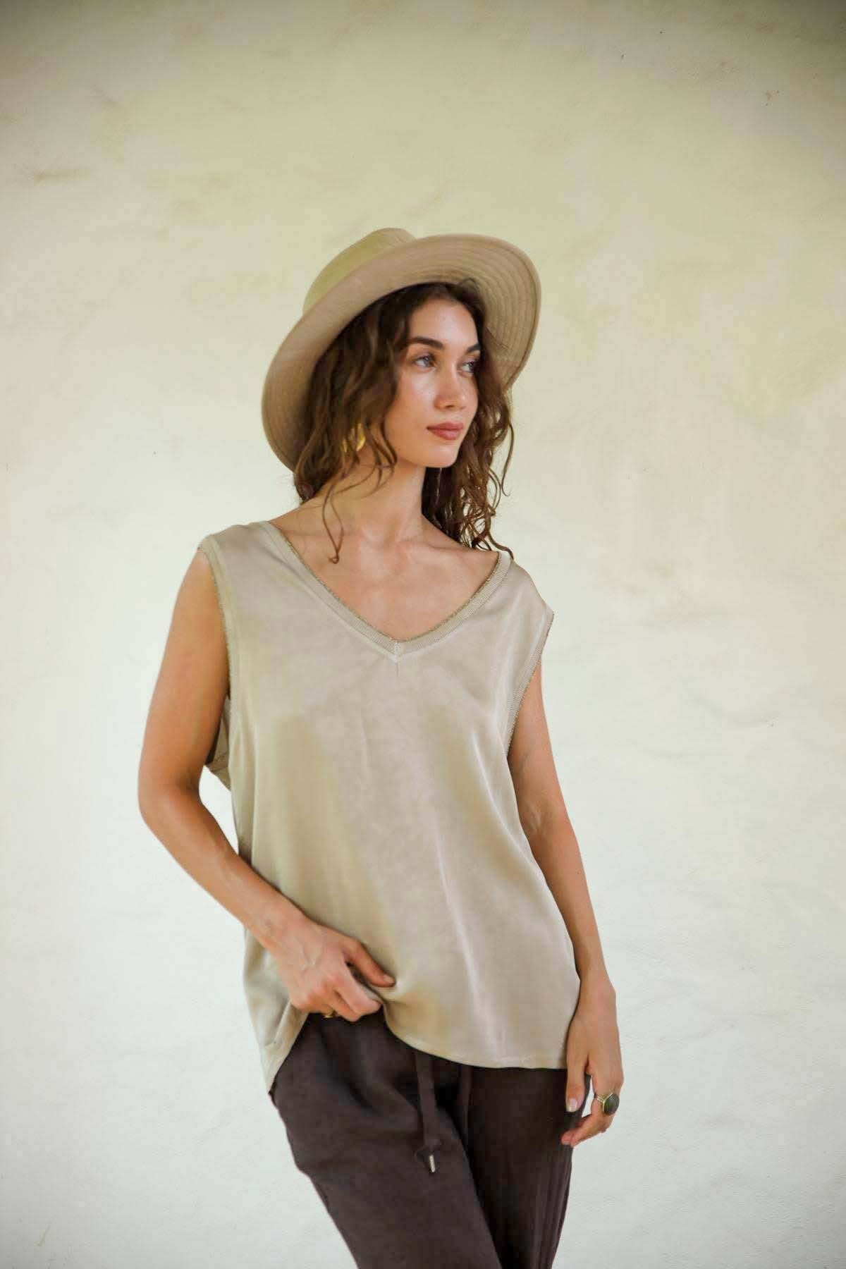 Camel Rengi Sim Detaylı Saten Kolsuz Bluz