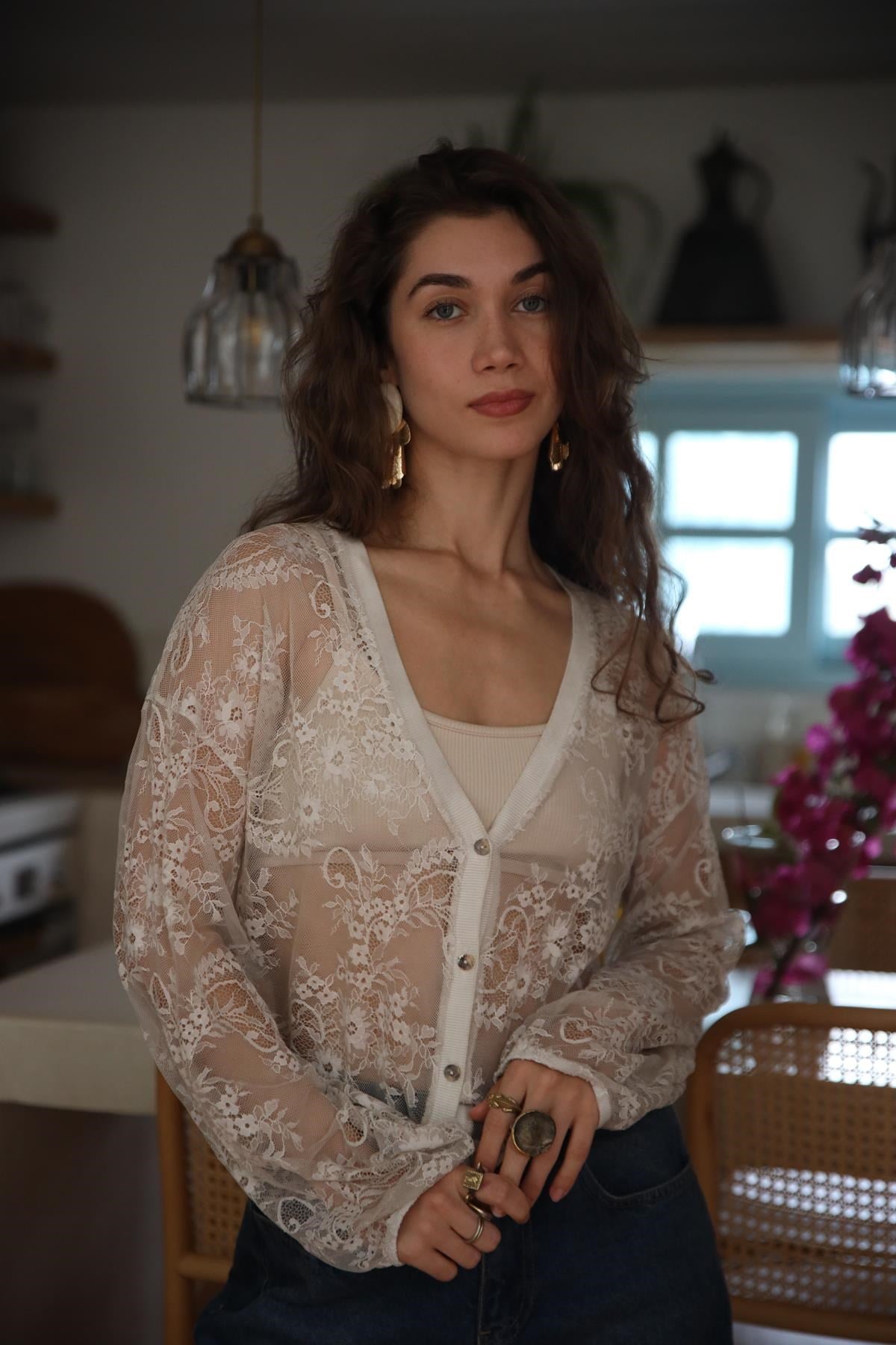 Krem Rengi Düğmeli Kısa Dantel Hırka