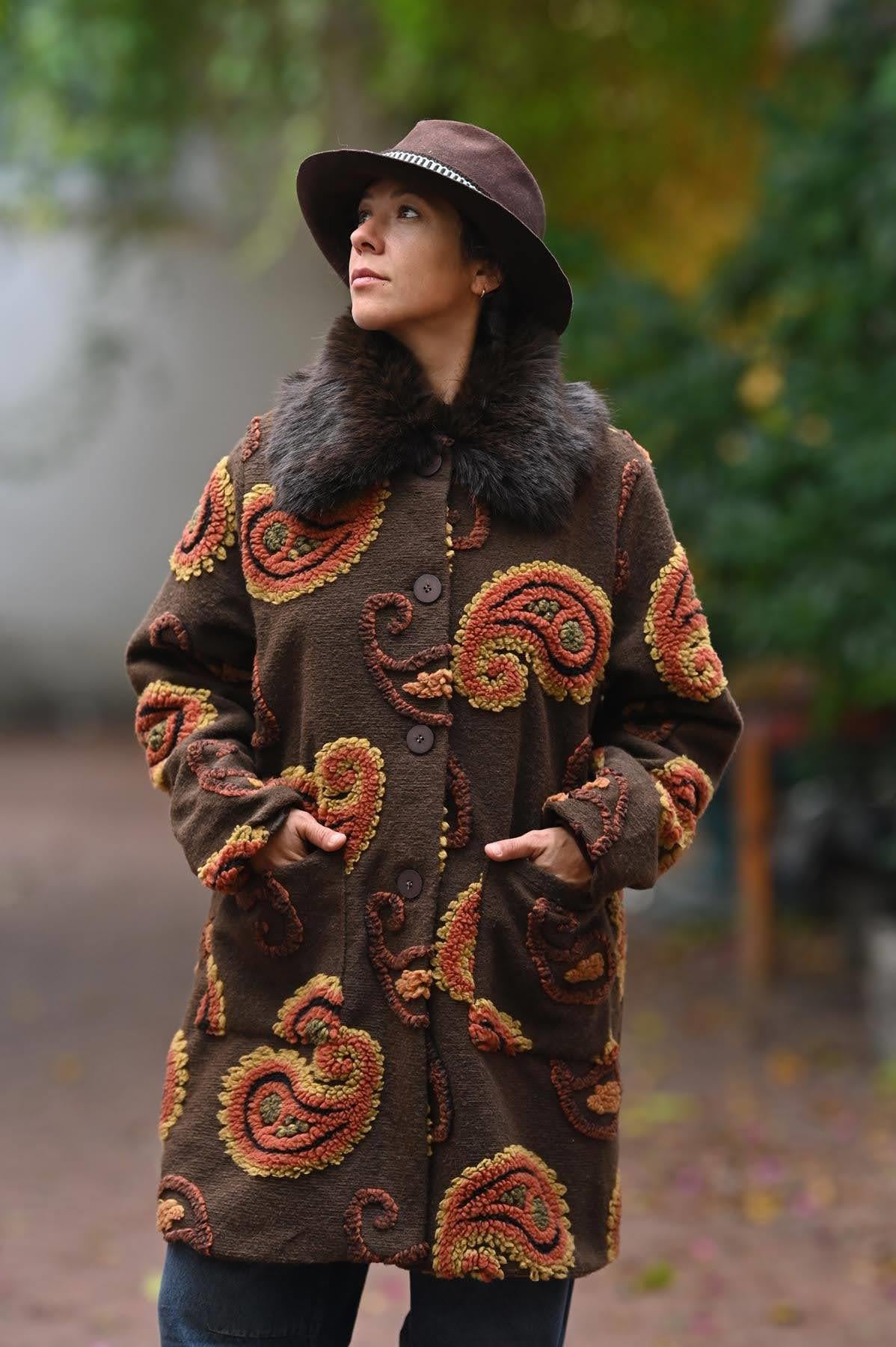 Kahverengi Desenli Yakası Kürk Keçe Kaban