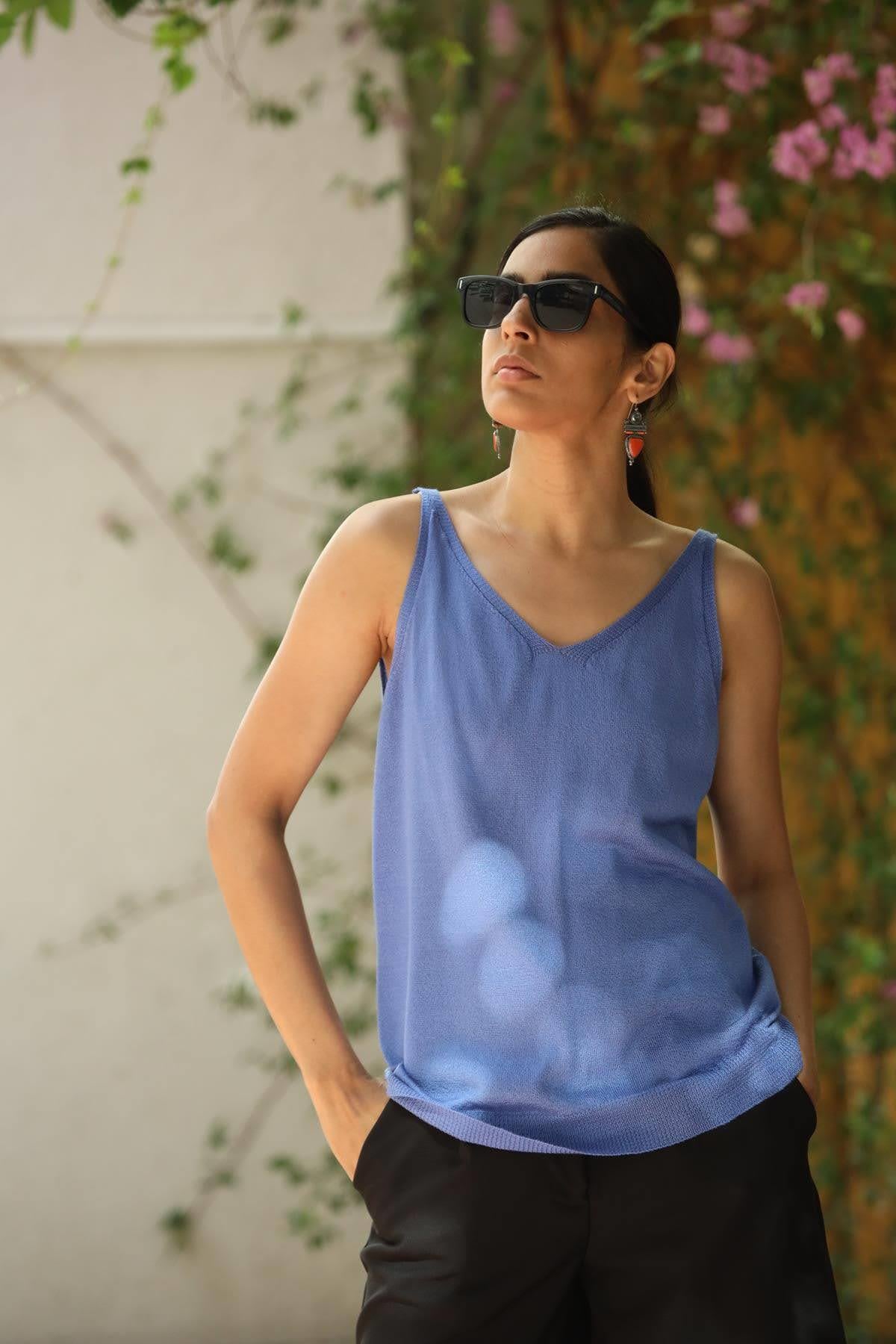 İndigo Mavi Önü Arkası V Yaka Askılı Merserize Bluz