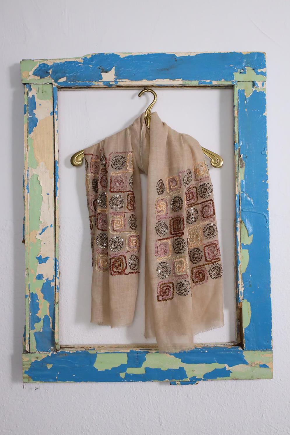 Krem Rengi Kenarları İşlemeli Saçaklı Şal - Şaman Butik Krem Rengi Kenarları İşlemeli Saçaklı Şal