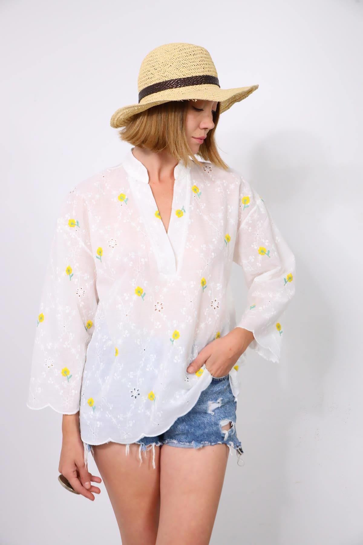 Beyaz Sarı Çiçek İşlemeli Hakim Yaka Ajurlu Fisto Bluz - Şaman Butik Beyaz Sarı Çiçek İşlemeli Hakim Yaka Ajurlu Fisto Bluz