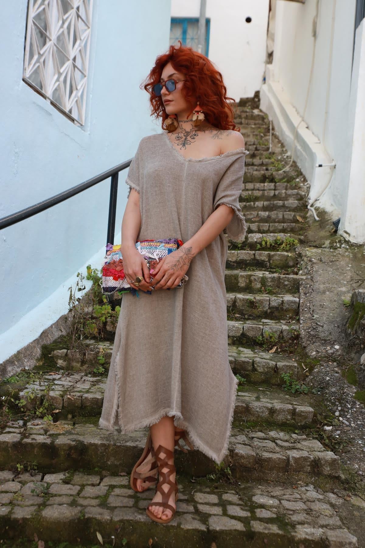 Vizon Rengi Püsküllü V Yaka Yırtmaçlı Elbise