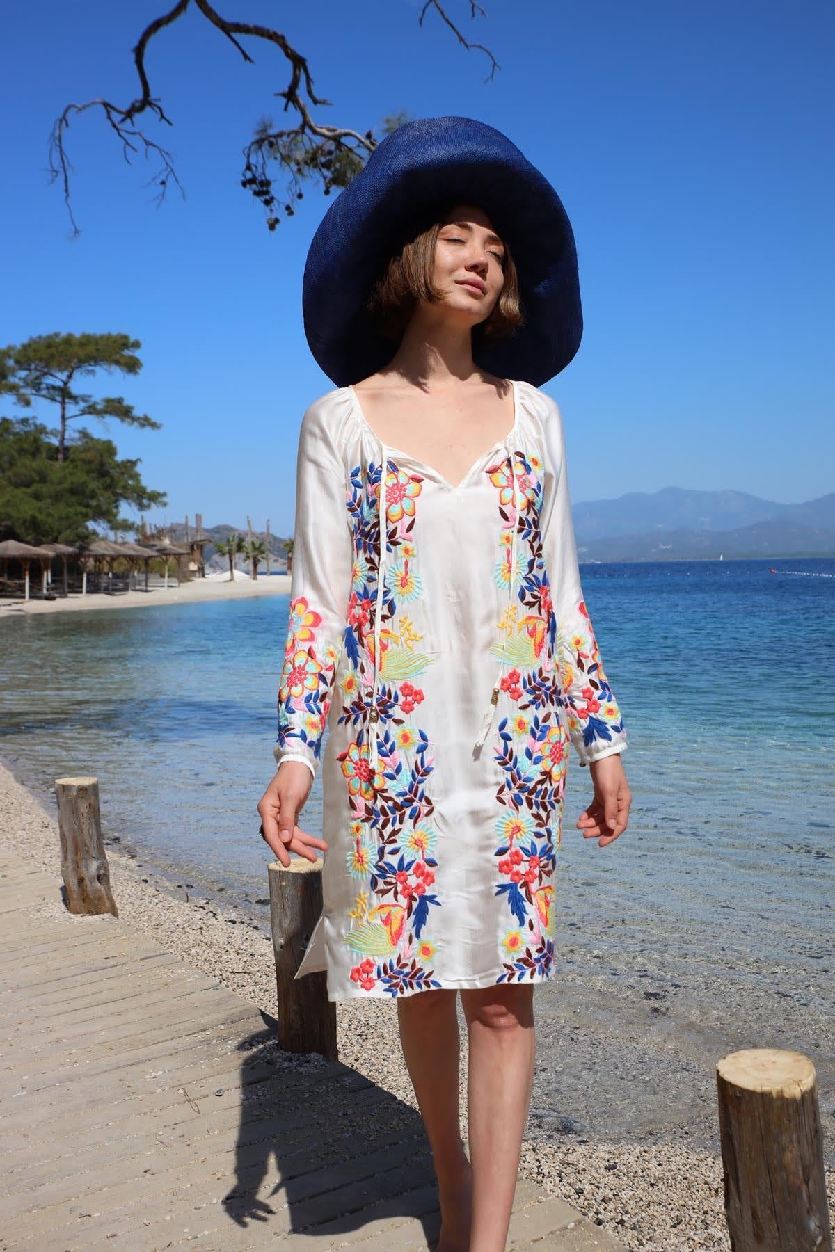 Ekru Yakası Bağlamalı Püsküllü Nakışlı Elbise - Şaman Butik Ekru Yakası Bağlamalı Püsküllü Nakışlı Elbise