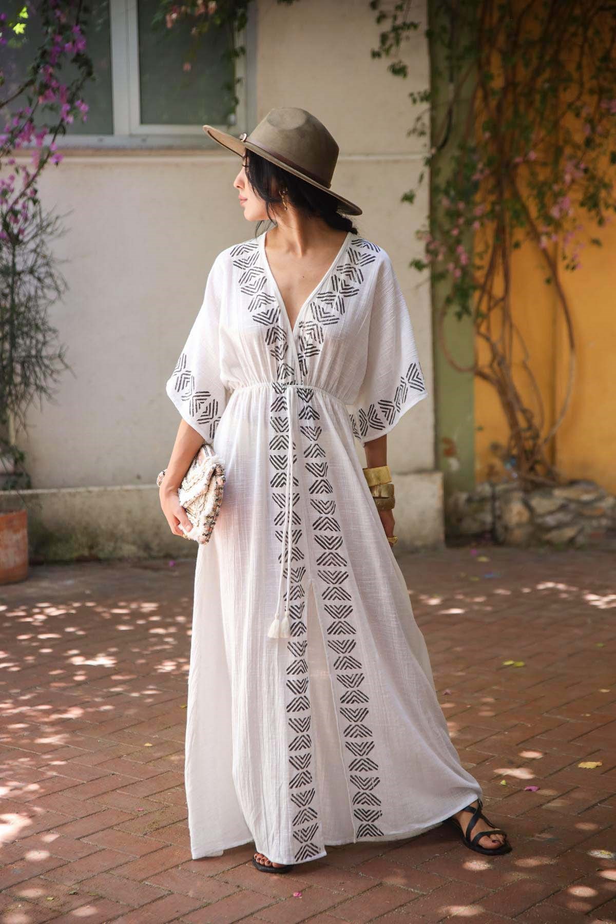Beyaz Desenli Önü Yırtmaçlı Elbise