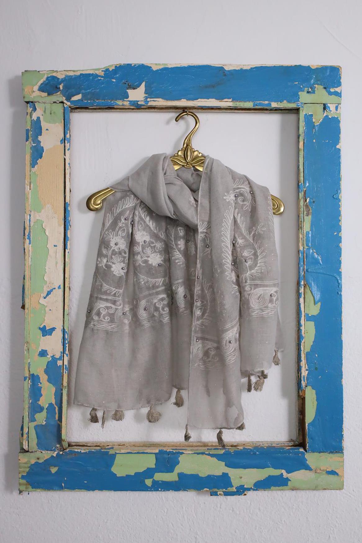 Açık Gri Simli İnci İşlemeli Şal - Şaman Butik Açık Gri Simli İnci İşlemeli Şal