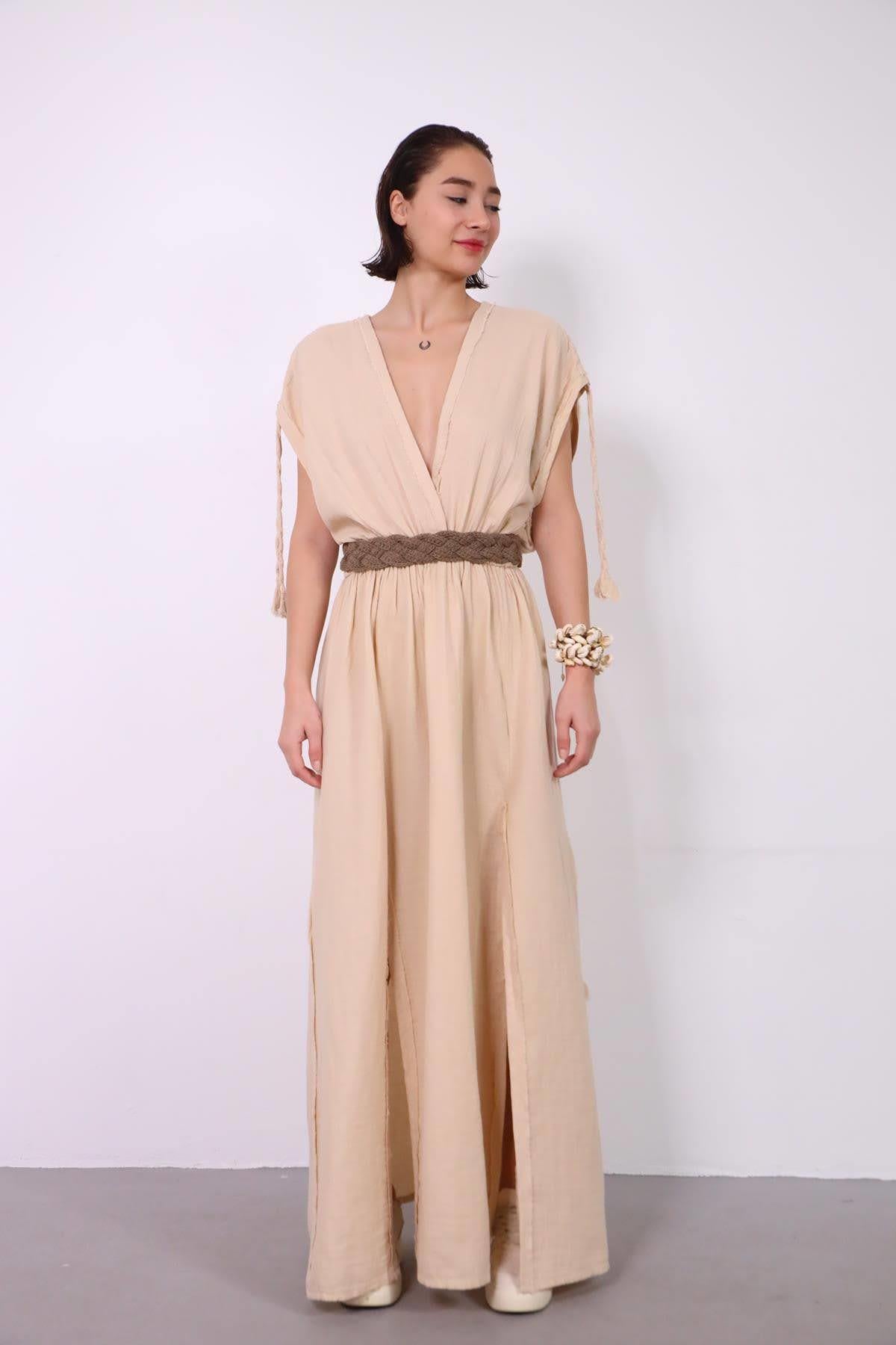  Krem Rengi Püsküllü V Yaka Yırtmaçlı Kemerli Elbise