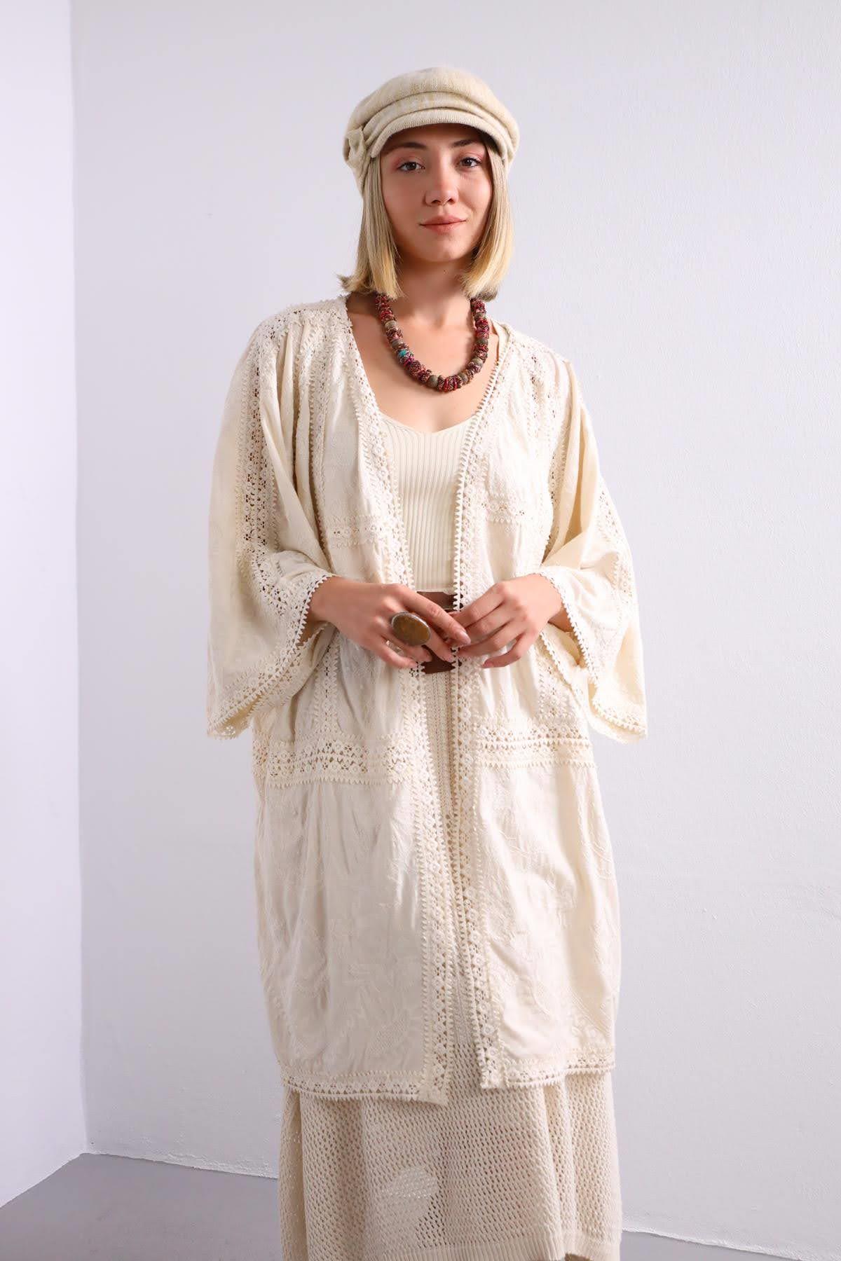 Krem Rengi Dantel İşlemeli Kısa Kaftan - Şaman Butik Krem Rengi Dantel İşlemeli Kısa Kaftan