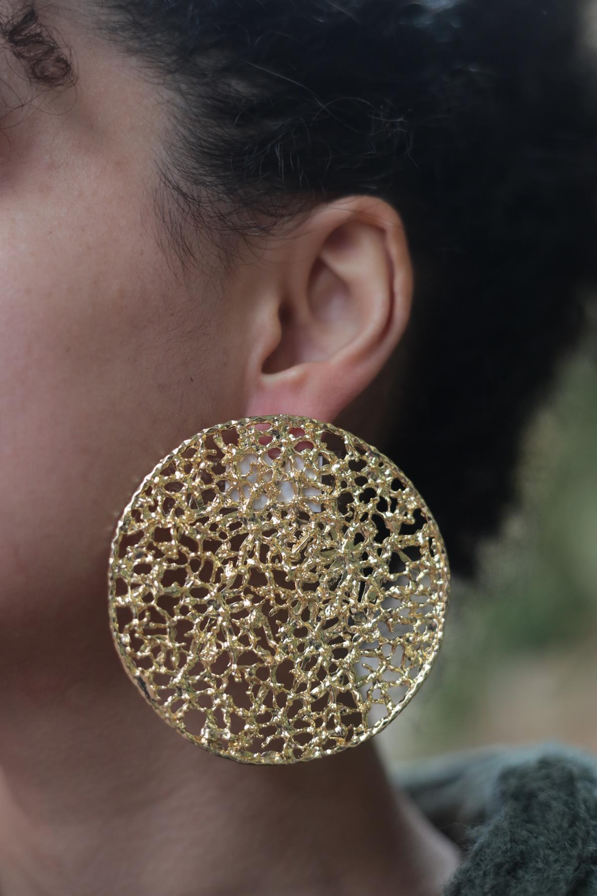 Altın Kaplama Yuvarlak Desenli Küpe